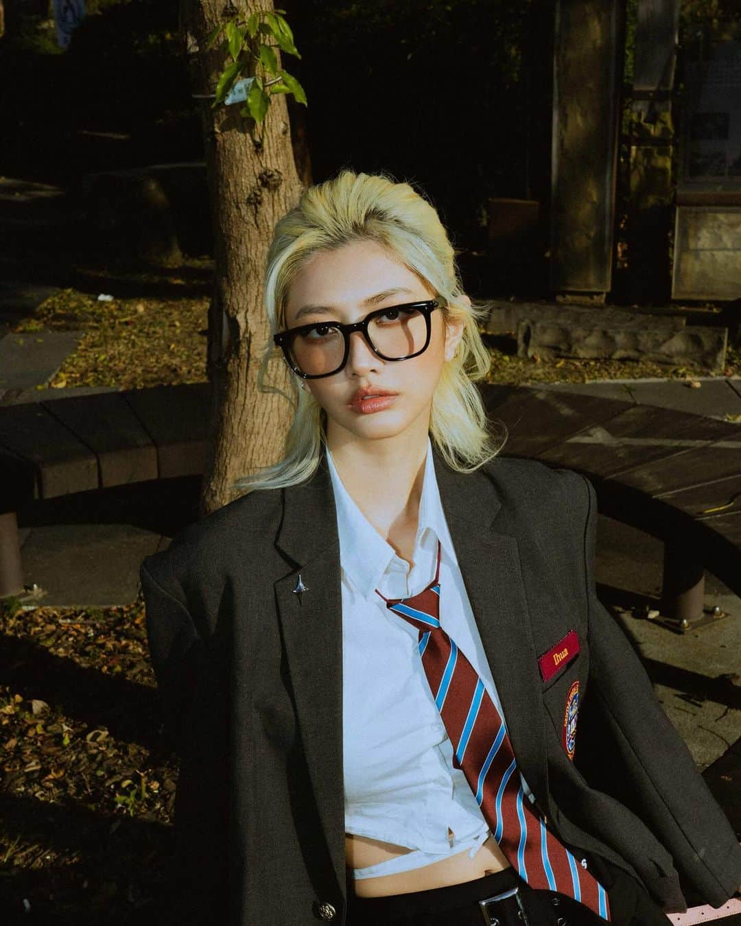 イーホア・ウーのインスタグラム：「2 types of girls at school 👓🖤 要選哪一個當你的直屬學姊٩(〃._.〃)ว  👓 @gentlemonster @puyioptical 💄&💇🏼‍♀️ @hikari.chang @febeh  📸 @jacksonyodalin   #GentleMonster #GentleHighSchool #GentleMonsterOptical #ihuaootd #ihuawu #伍壹工作室」