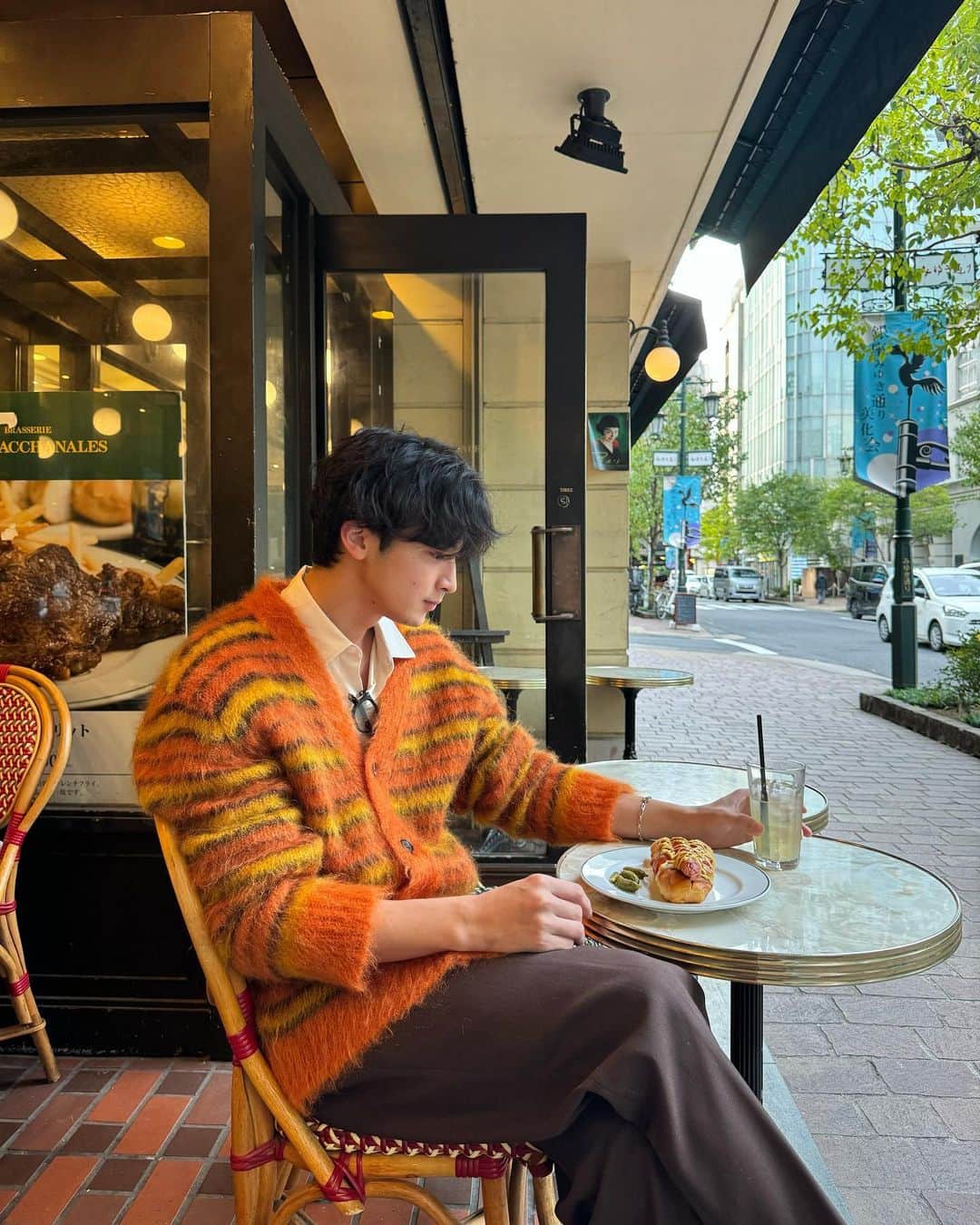 高崎凌のインスタグラム：「ホットドッグのケチャップマスタードとカーディガンの色味似ててなんか嬉しかった日。」