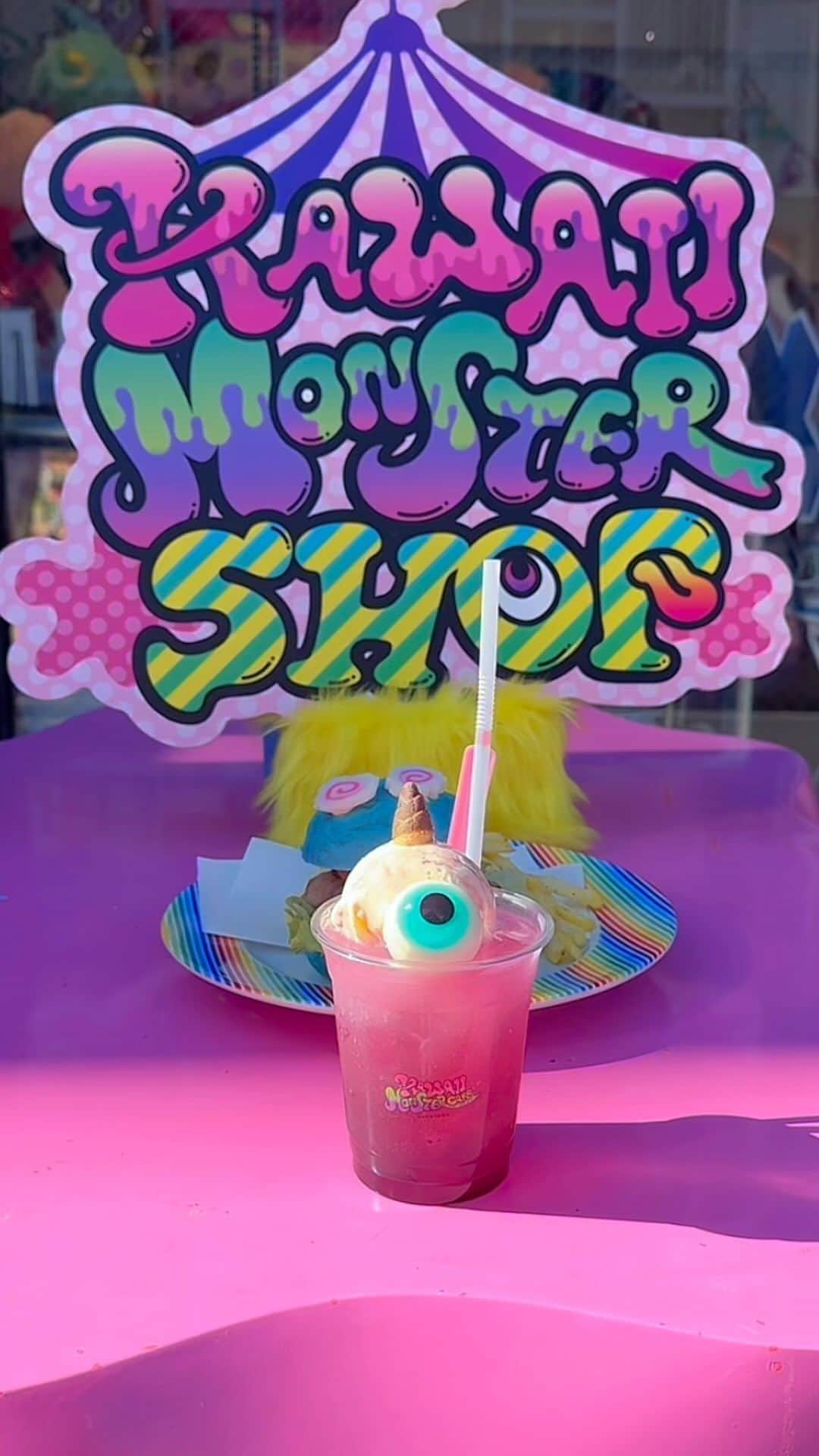 KAWAII MONSTER CAFEのインスタグラム：「Monster Float🍦👀💞💦  #kawaiimonstershop #kawaiimonstercafe  #japan#tokyo#harajuku#tokyotrip#tokyotravel#popup#6dokidoki#decora#harajukugirls#japanesegirl #harajukufashion#hapajukufood#takeshitastreet#原宿#竹下通り#原宿カフェ#原宿スイーツ」