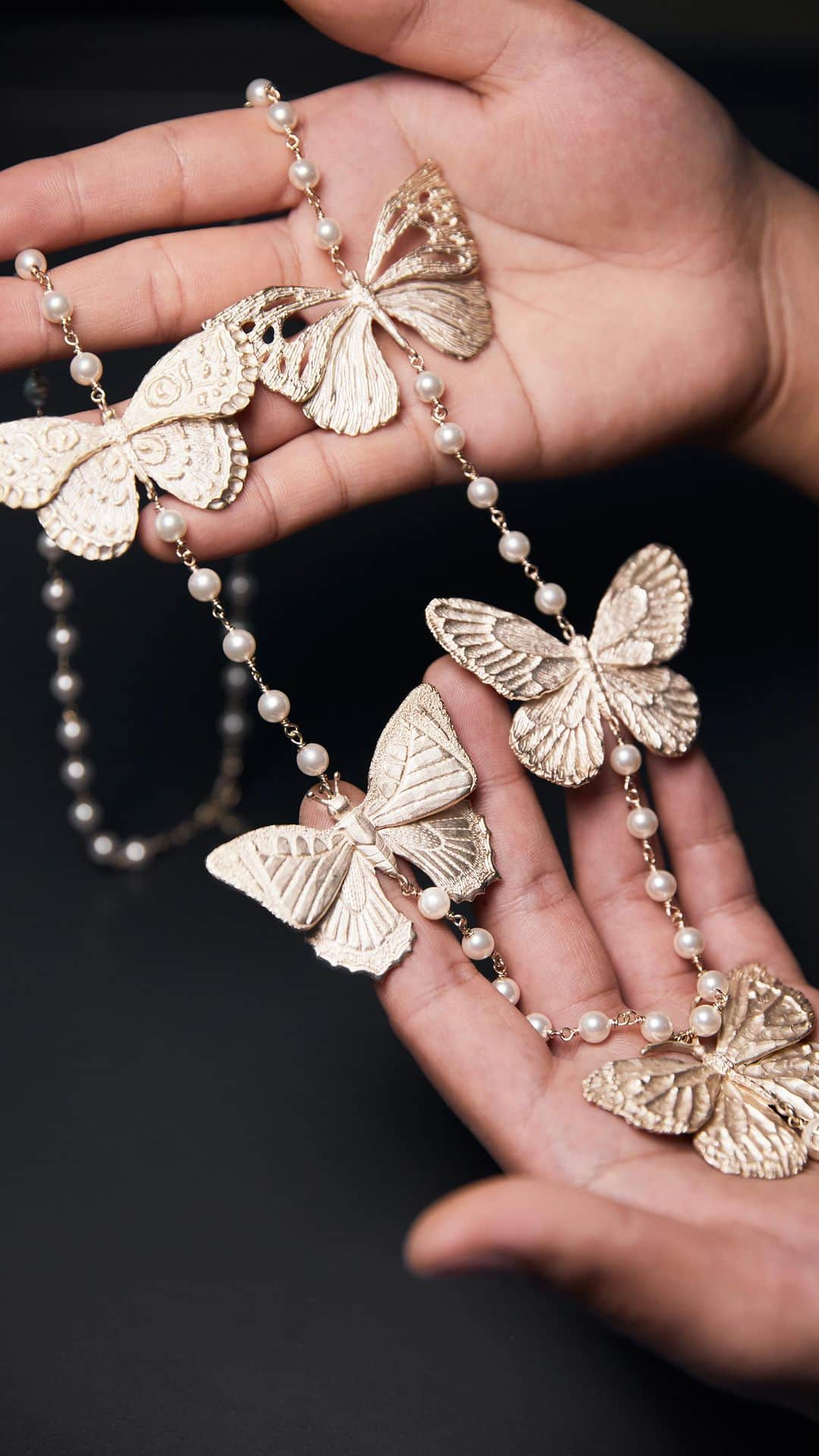 クリスチャンディオールのインスタグラム：「Within the dream-spun realms of Mexico's rich heritage, the Métamorphose necklace emerges as a vision by @MariaGraziaChiuri. Its delicate butterflies, iconic to the #DiorCruise 2024 collection, symbolize the transformative power of #DiorSavoirFaire within the art of adornment, encapsulating the meticulous beadwork, and alchemy of elegance unique to the skilled artisans of the House. © Video: @MelindaTriana Photo: @AndreaCenetiempo」