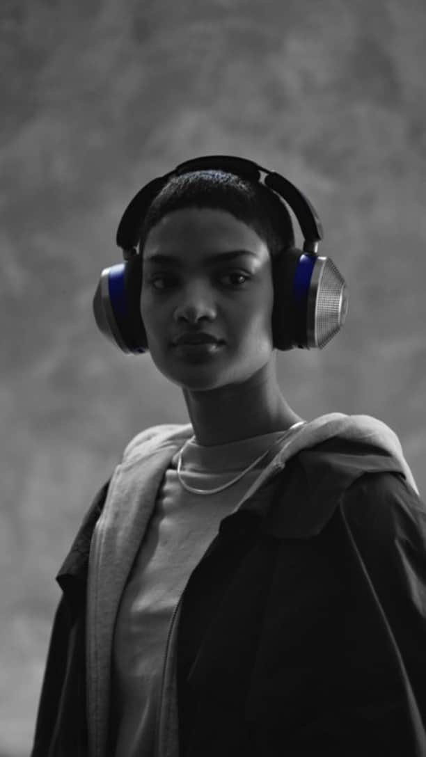 Dysonのインスタグラム：「Tune into the sounds you love.   Engineered for detailed, realistic sound and advanced noise cancellation to block out unwanted background noise.  Discover more about the Dyson Zone™ noise-cancelling headphones, using the link in bio.   #DysonZone」
