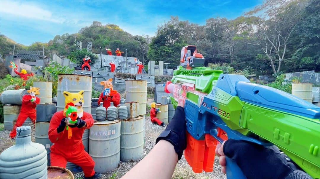 Kamiwaza Trickshotsのインスタグラム：「Nerf War | Amusement Park Battle 53🔫 ナーフ戦争 | IKORA PARKS編🔥公開  今回の舞台は和歌山県にある巨大サバゲー施設！！ リアルに作り込まれた要塞エリアなど様々な場所を使ったナーフの戦いをお楽しみ下さい😎🔥  @ikoraparks_official  お忙しいなか撮影に全面協力して頂き本当にありがとうございました🙏  @kamiwaza.tomo @nari_kamiwaza @hidetorian  #nerf #nerfwar #nerfgun #youtube  #ikoraparks #イコラパークス」
