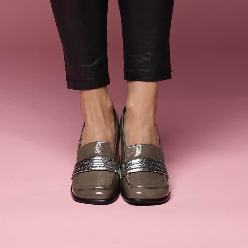 ジャネット&ジャネットのインスタグラム：「When your outfit needs something bright. #loafers #fw23」