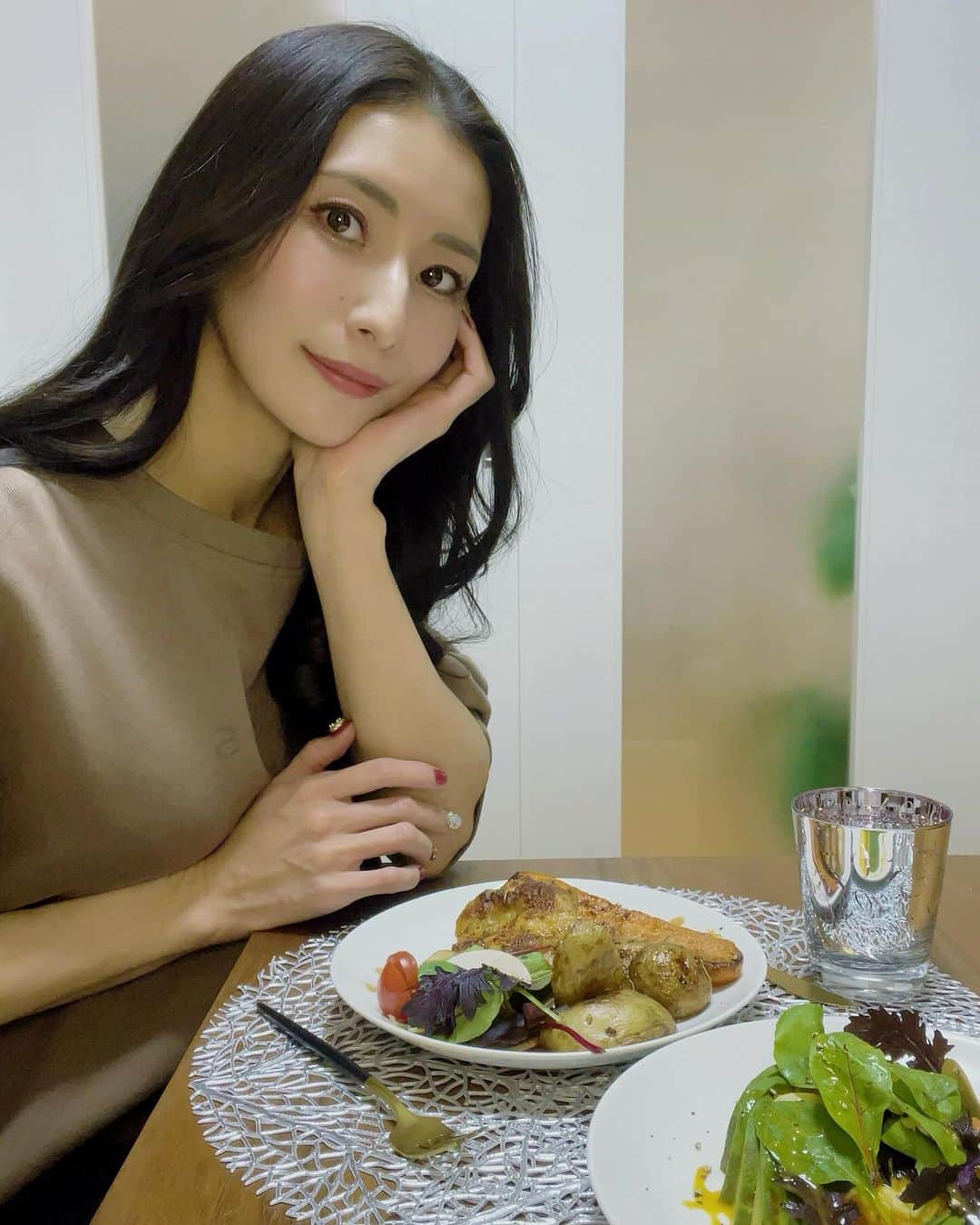 青山千夏のインスタグラム：「今日はめちゃくちゃ料理上手な友達に教えてもらって料理をしました🍳✨ 鶏むね肉、アボガド、サーモン、タマゴなどトレーニー歓喜のメニュー🏋️‍♀️ 健康とか美容のことを考えたらやっぱり手料理を作った方がいいよねえ🤔  #cooking  #cookingram」