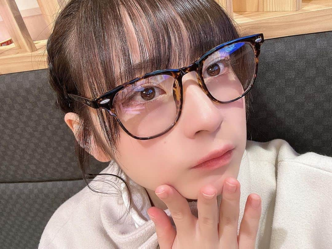 比嘉ゆめのさんのインスタグラム写真 - (比嘉ゆめのInstagram)「眼鏡かけると雰囲気が変わりますな👓  今日もおつかれさま〜」11月18日 22時10分 - yumemiruno