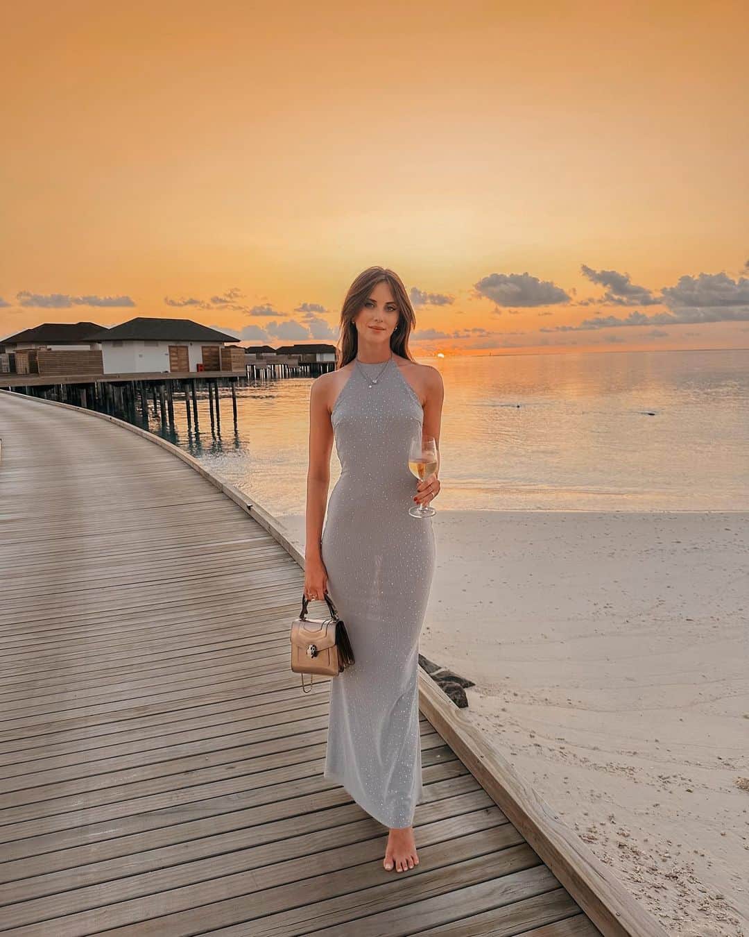 バーボラ・コディトヴァのインスタグラム：「Sunsets at @avanimaldives are my favourite part of the day 🧡 (my dress is @meshki)」