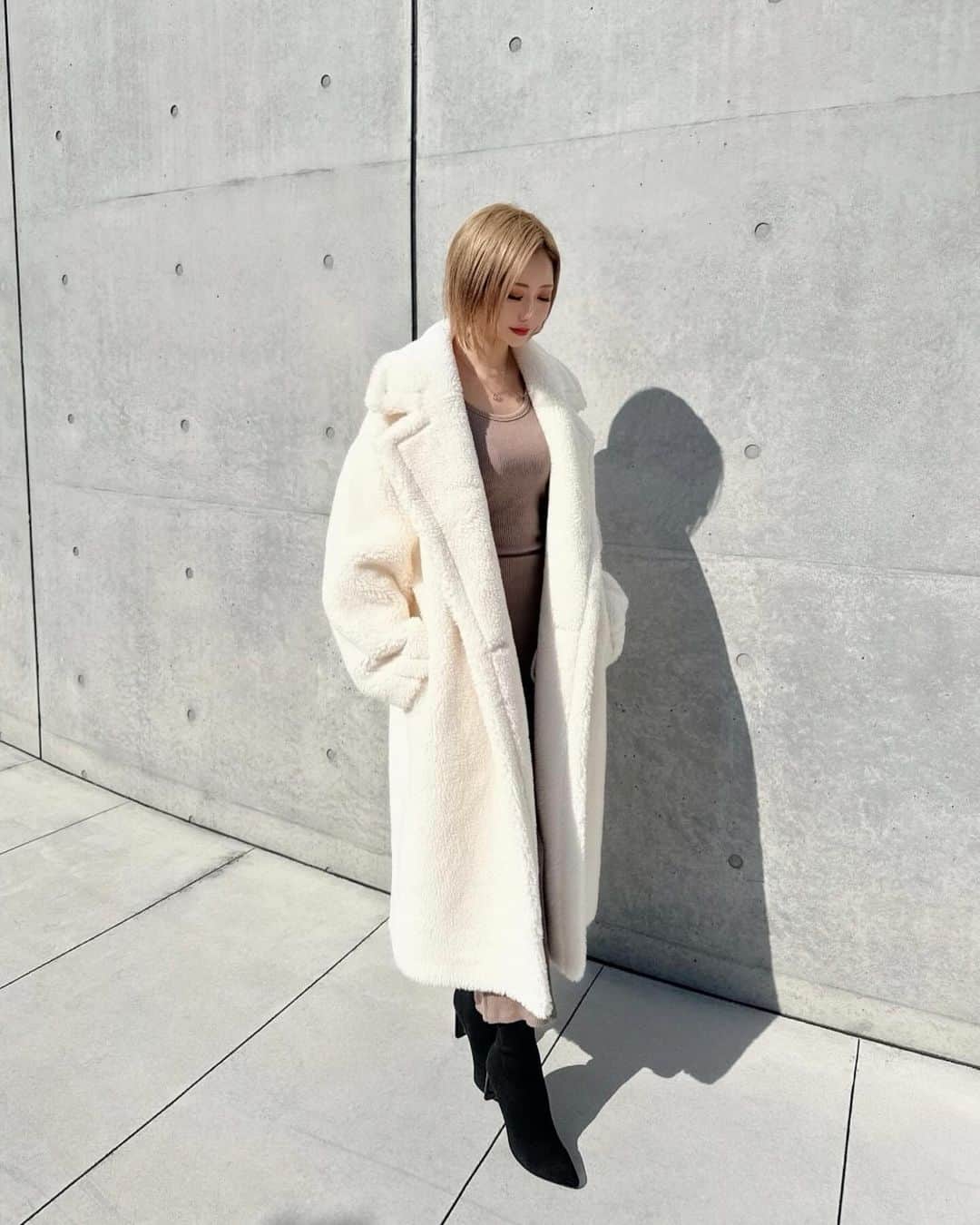ちゃんかおさんのインスタグラム写真 - (ちゃんかおInstagram)「. . . . めちゃくちゃあったかい🐏☁️🤍 ロングってだけでおしゃれ度アップするし コーデも組みやすくて万能🫶🏻🫧 . @selectshop.joie_official  ↑大好きなショップでゲットしたよ♡ . . #ファーコート#ロングコート#冬コーデ#ギャル#ギャルママ#ショートヘア#pr#code」11月18日 22時05分 - chankao_129