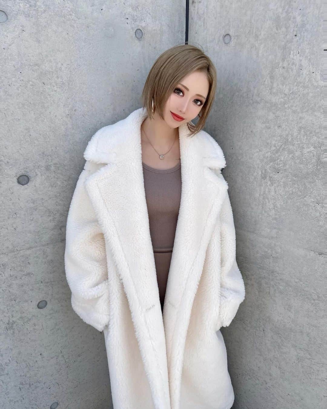 ちゃんかおのインスタグラム：「. . . . めちゃくちゃあったかい🐏☁️🤍 ロングってだけでおしゃれ度アップするし コーデも組みやすくて万能🫶🏻🫧 . @selectshop.joie_official  ↑大好きなショップでゲットしたよ♡ . . #ファーコート#ロングコート#冬コーデ#ギャル#ギャルママ#ショートヘア#pr#code」