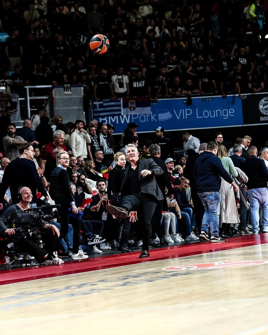 バスティアン・シュヴァインシュタイガーのインスタグラム：「Football meets Basketball 😉」