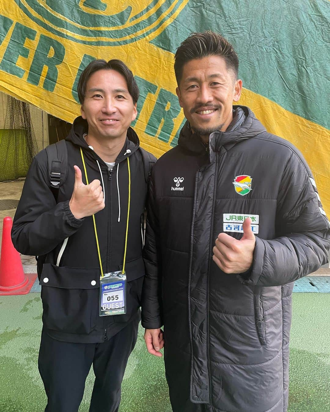 武岡優斗のインスタグラム：「🦍。  @jefunited_chiba_official のリーグ最終戦に行ってきました。（一応…お仕事ね。笑） 働いてるセルソース株式会社が、ジェフをサポートしとります💉 サッカーではJ1が７クラブ、J2が1クラブ、WEが1クラブ、社会人が1クラブという。 （普通にサッカー界多いな。笑）  天気はあいにくやったけど、蘇我駅からたくさんの人が歩いているのを目の当たりにして「今日はかなり多そうやな」と感じてました。  「15,201人」  やはりジェフはこうでなくては。と1人で感じてました。笑 素晴らしい雰囲気すぎた！！ （結果は…やけど重要なのはプレーオフ。）  そしてそして、こやつに会いました。 相変わらずで、安心しましたわ。  しっかりプレーオフ勝ち抜いて昇格してもらわねば😍  この日もなんやかんやで同窓会でした🤣 （さーて次は誰かなー。笑）  #武岡優斗 #新井章太 #川崎フロンターレ #フロンターレ #kawasakifrontale #frontale  #ジェフユナイテッド千葉 #ジェフ千葉 #jefunited #jef #国士舘大学 #国士舘大学サッカー部 #いつまでたっても可愛い後輩です #🦍 #セルソース #セルソース株式会社 #cellsource  #現場からは以上です🙏」