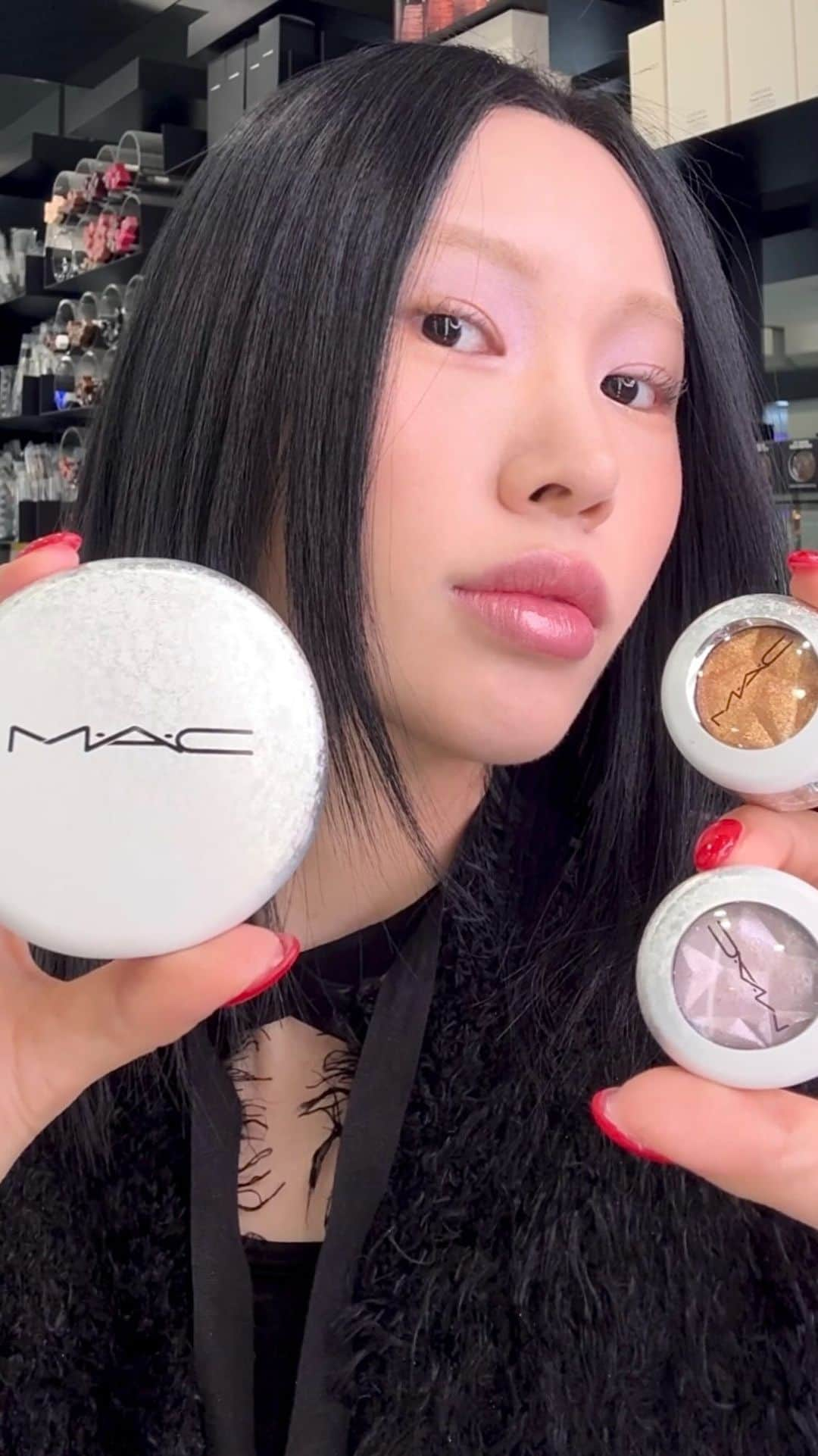 福長優のインスタグラム：「A quick shimmery eye look ૢ⸝⸝ɞ̴̶̷ ·̮ ‹⸝⸝☆ Sparkly splendor of buildable sparkler eyeshadow and highlighter🪄  맥 홀리데이 컬렉션 싱글 아이 섀도우 & 하이라이터 조합! 투명하고 실키하게 펴발리는 스파클링 글리터로, 덧바를수록 부드럽게 스며드는 오묘한 광채 메이크업 💖  product •SPARKLER EYESHADOW in Zero Chill •SPARKLER EYESHADOW in Gold Clush •EXTRA DIMENSION SKINFINISH in Gleamscape  #맥 #맥소속직원 #맥홀리데이 #MACCOSMETICS #MACHoliday  @MACCOSMETICS  @MACCOSMETICSKOREA」