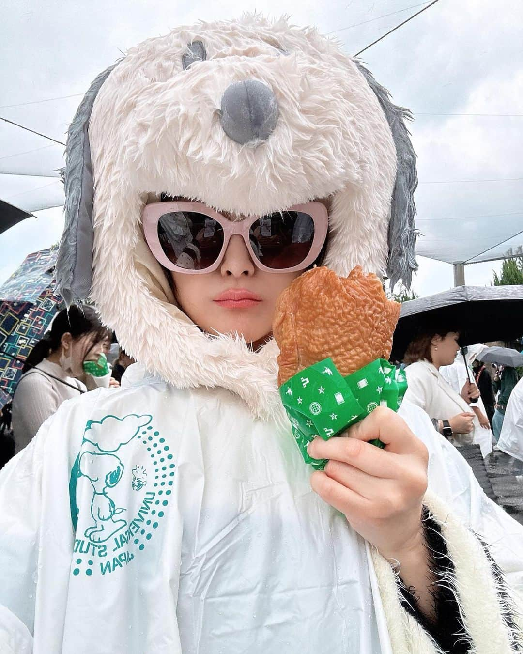 鈴木奈々のインスタグラム：「雨でびしょ濡れになりながらチキン食べてる私🍗雨でも楽しんだUSJの思い出🩵🩵」