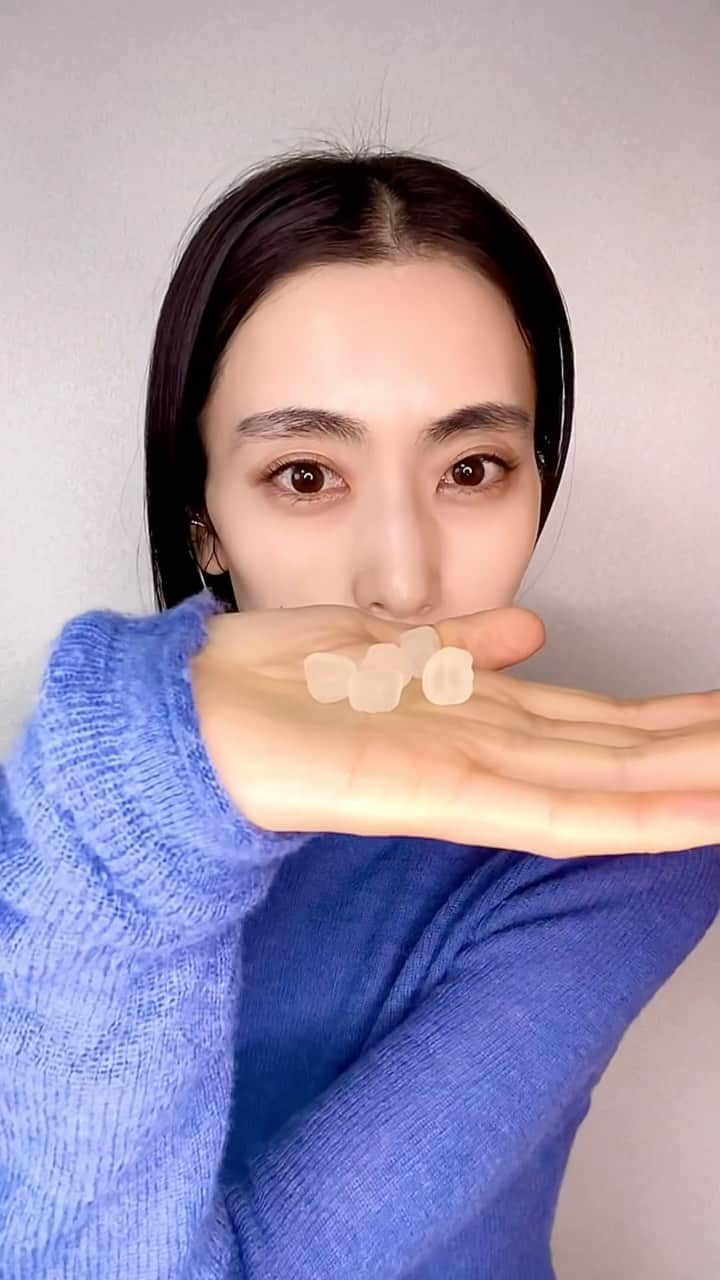 丹生美保のインスタグラム：「今日のグミ🍬 しっかりとした甘みでノンシュガー UHA味覚糖 水グミZERO 巨峰 健康志向のグミが生まれました🙆🏻‍♀️ 蒟蒻粉を使ってぷにっと食感が良い！いつもの水グミより小粒で見た目も可愛らしいんだよ〜 砂糖不使用だから罪悪感なくパクパク食べれちゃうよ☺️是非食べてみてね💕🐼  #日本グミ協会 #グミニケーション #グミ #おすすめ #おすすめにのりたい #fpy #tiktok #japan #tokyo #model #instagood #photoofthedays #instadaily #webstagram #instacool #followme」