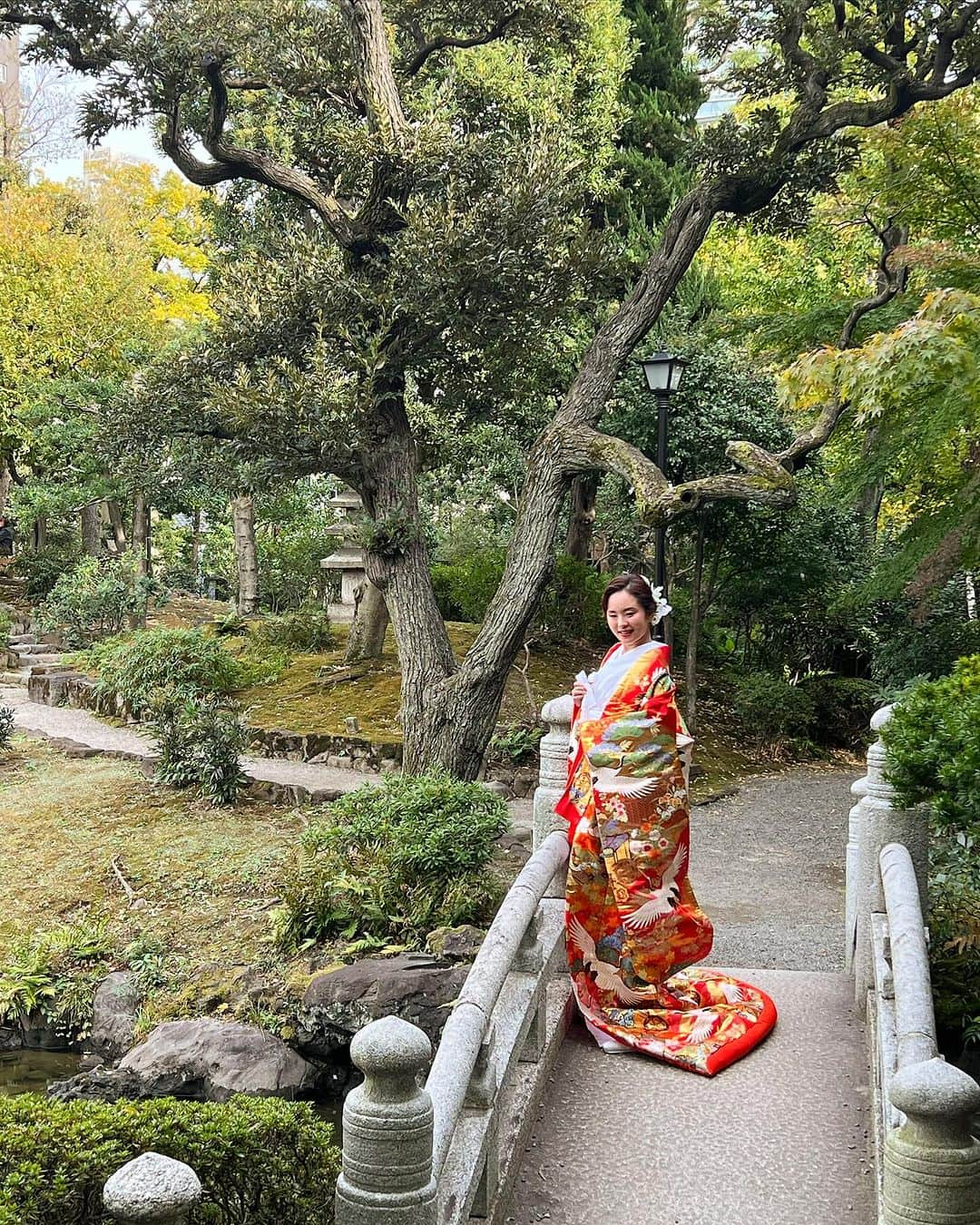 加島ちかえさんのインスタグラム写真 - (加島ちかえInstagram)「去年の今頃👘色打掛けを着て前撮り✨😌  素敵な色打掛を着させていただき ありがとうございます♡  ほんの一瞬の夕焼け空の綺麗な場所へ 撮影車を走らせて連れて行っていただき 奇跡のような写真を撮っていただきました🥹  協力してくださった皆様は 私が10年以上も前からご縁をいただき 良くしてくださっている皆様です✨  衣装👘 きものすたいりすとみえこ @kimonostylistmieko   カメラ📷 イマゲンさん@imagen_studio3969   メイク💄　スジャさん♡  ちなみにロケ場所は旧安田庭園🌱 閑静で、スポットが沢山あって入園無料。  めちゃくちゃおススメですょ✨  #着物　#和装 #和装前撮り #和装ヘア #胡蝶蘭 #生花ヘアアレンジ #鶴 #夕焼け空 #ご縁に感謝　#日本文化 #和 ##kimono #redsky #japanphoto #japanstyle」11月18日 22時11分 - chikaekashima