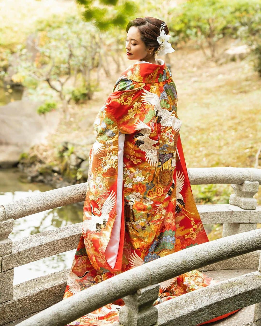 加島ちかえさんのインスタグラム写真 - (加島ちかえInstagram)「去年の今頃👘色打掛けを着て前撮り✨😌  素敵な色打掛を着させていただき ありがとうございます♡  ほんの一瞬の夕焼け空の綺麗な場所へ 撮影車を走らせて連れて行っていただき 奇跡のような写真を撮っていただきました🥹  協力してくださった皆様は 私が10年以上も前からご縁をいただき 良くしてくださっている皆様です✨  衣装👘 きものすたいりすとみえこ @kimonostylistmieko   カメラ📷 イマゲンさん@imagen_studio3969   メイク💄　スジャさん♡  ちなみにロケ場所は旧安田庭園🌱 閑静で、スポットが沢山あって入園無料。  めちゃくちゃおススメですょ✨  #着物　#和装 #和装前撮り #和装ヘア #胡蝶蘭 #生花ヘアアレンジ #鶴 #夕焼け空 #ご縁に感謝　#日本文化 #和 ##kimono #redsky #japanphoto #japanstyle」11月18日 22時11分 - chikaekashima