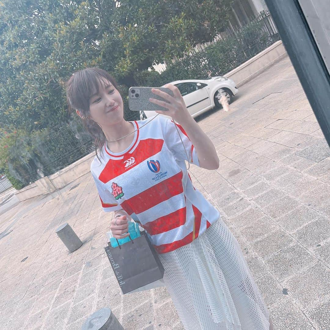 高山一実さんのインスタグラム写真 - (高山一実Instagram)「. 遅ればせながら… 現地で観るラグビーW杯、最高でした 観戦前からスーパードライでテンション↑🍺🤍  イングランド戦、 強敵相手でしたが素晴らしい試合でした 大迫力のスクラムも 松田選手のキックも もう応援しすぎて熱入りすぎて 終わる頃には肩凝り半端なかったです 背もたれに背つけずずっと前のめりで 観ちゃいました (舞台観劇と違い高低差けっこうあって  前の人の頭で見えなくなることはないから  自由に立ったたり座ったりする人が多いよ)  レメキ選手のプレイ好きだったなぁ 日本代表選手の皆さま本当にお疲れさまでした 4年後のオーストラリア開催も楽しみ🥲✨  #ラグビー初心者のみなさんもとりあえず生観戦おすすめです #でも詳しくなると楽しさ倍 #これからもずっと応援しています #ユニフォーム着てたらみんな優しい #レストランの皆さんと仲良くなった😂」11月18日 22時12分 - takayama.kazumi.official