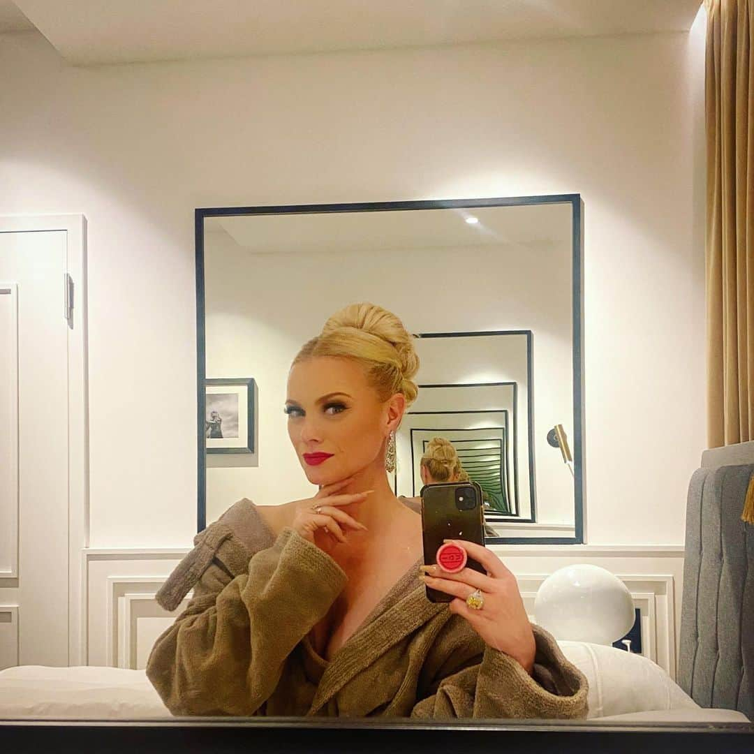 フランツィスカ・クヌッペのインスタグラム：「Mirror mirror ♥️💋✨ Pic shot at 2am after a wonderful night at the @bambi_awards  @gismondi1754 #jewelry  #bambi2023 @bunte_magazin @hubert_burda_media」