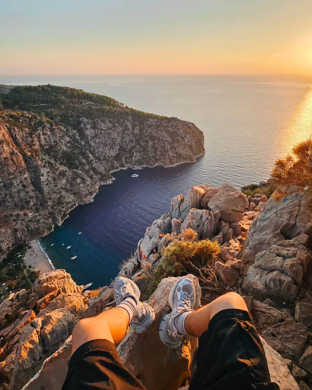 蔡常勇さんのインスタグラム写真 - (蔡常勇Instagram)「旅遊最美的地方不是風景，而是走過那些地方的妳🙆🏻‍♂️ . 【土耳其八點檔】的费特希耶旅遊vlog已經上線啦～ 這是人生第一次體驗的2000米高空滑翔傘，忽然發現原來只要太過高的話懼高的我就不怕了哈哈哈哈哈哈哈哈 你們趕快去yt觀看求婚都沒流淚但竟然流淚的舒森和blackout十秒然後一個小時玩兩次滑翔傘的常樂🤣」11月18日 22時12分 - changyonggggg