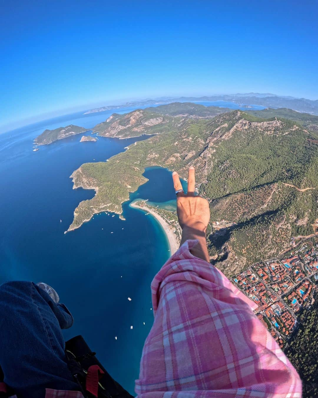 蔡常勇さんのインスタグラム写真 - (蔡常勇Instagram)「旅遊最美的地方不是風景，而是走過那些地方的妳🙆🏻‍♂️ . 【土耳其八點檔】的费特希耶旅遊vlog已經上線啦～ 這是人生第一次體驗的2000米高空滑翔傘，忽然發現原來只要太過高的話懼高的我就不怕了哈哈哈哈哈哈哈哈 你們趕快去yt觀看求婚都沒流淚但竟然流淚的舒森和blackout十秒然後一個小時玩兩次滑翔傘的常樂🤣」11月18日 22時12分 - changyonggggg