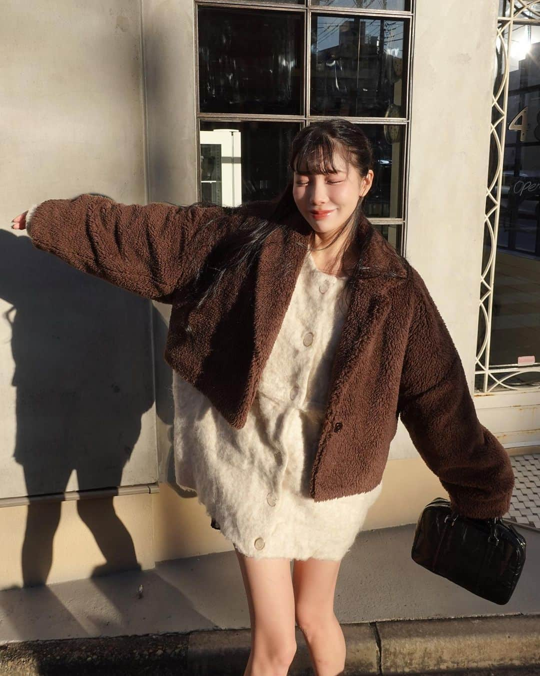 えみ姉さんのインスタグラム写真 - (えみ姉Instagram)「ㅤ ㅤ 大大大好きなOlu.さんと 今季もとびきり可愛いコラボお洋服作りました♡♡ ㅤ 12月って一番可愛くなりたい欲高まるし イベントもあって特別感あるからさ、 めちゃくちゃ可愛くなれるお洋服作ったよ！♡♡ ㅤ 12月5日の発売までたのしみにしててほしい⛄️ ㅤ ㅤ 今日はコラボアウター着ておもまめたけと お散歩してきた🐻‍❄️ ㅤ 軽くてほわほわで暖かいボアコートたまらんぜ...🍫 ㅤ ㅤ #olu #オルドット #冬服 #コート」11月18日 22時15分 - emk_oooo