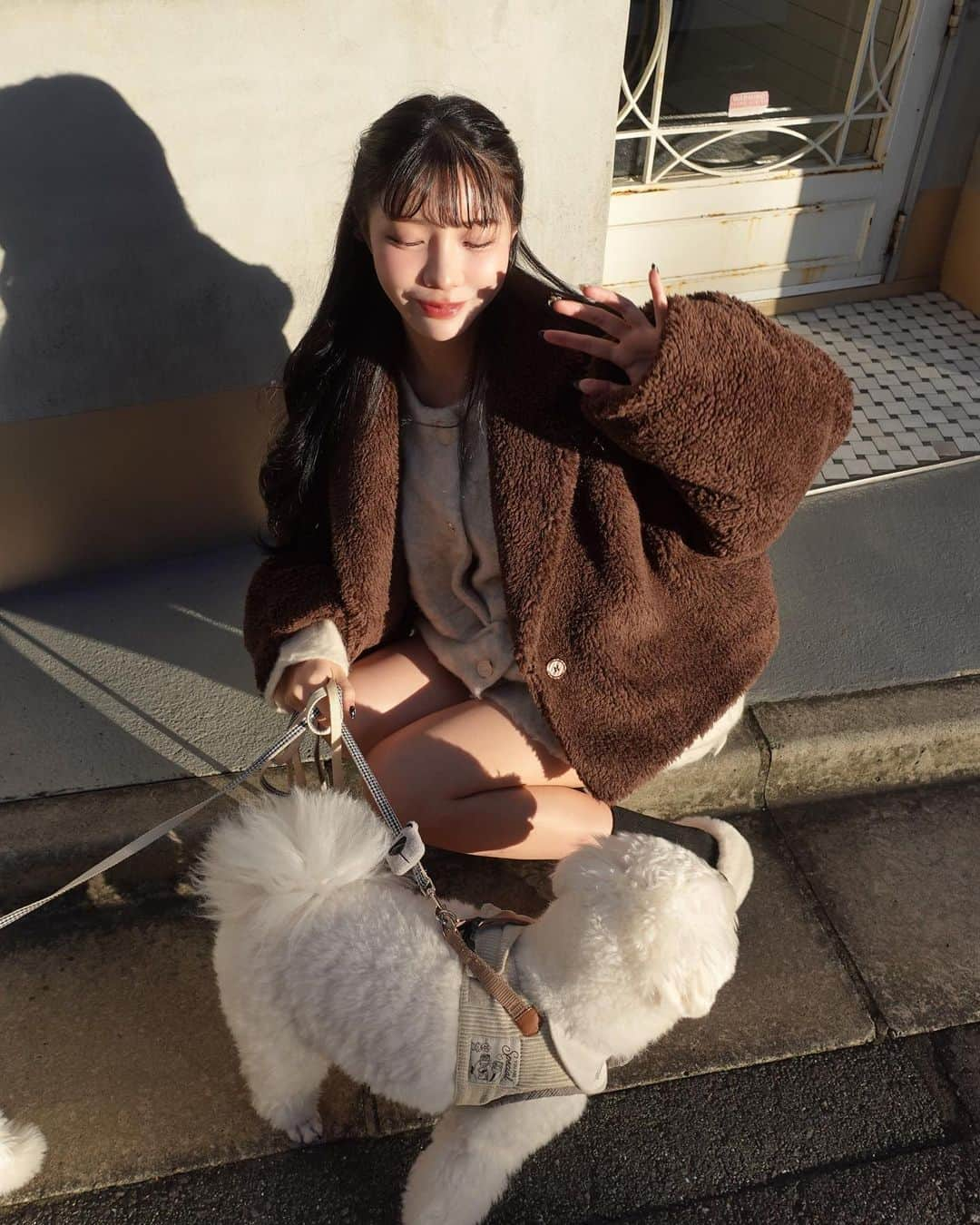 えみ姉さんのインスタグラム写真 - (えみ姉Instagram)「ㅤ ㅤ 大大大好きなOlu.さんと 今季もとびきり可愛いコラボお洋服作りました♡♡ ㅤ 12月って一番可愛くなりたい欲高まるし イベントもあって特別感あるからさ、 めちゃくちゃ可愛くなれるお洋服作ったよ！♡♡ ㅤ 12月5日の発売までたのしみにしててほしい⛄️ ㅤ ㅤ 今日はコラボアウター着ておもまめたけと お散歩してきた🐻‍❄️ ㅤ 軽くてほわほわで暖かいボアコートたまらんぜ...🍫 ㅤ ㅤ #olu #オルドット #冬服 #コート」11月18日 22時15分 - emk_oooo