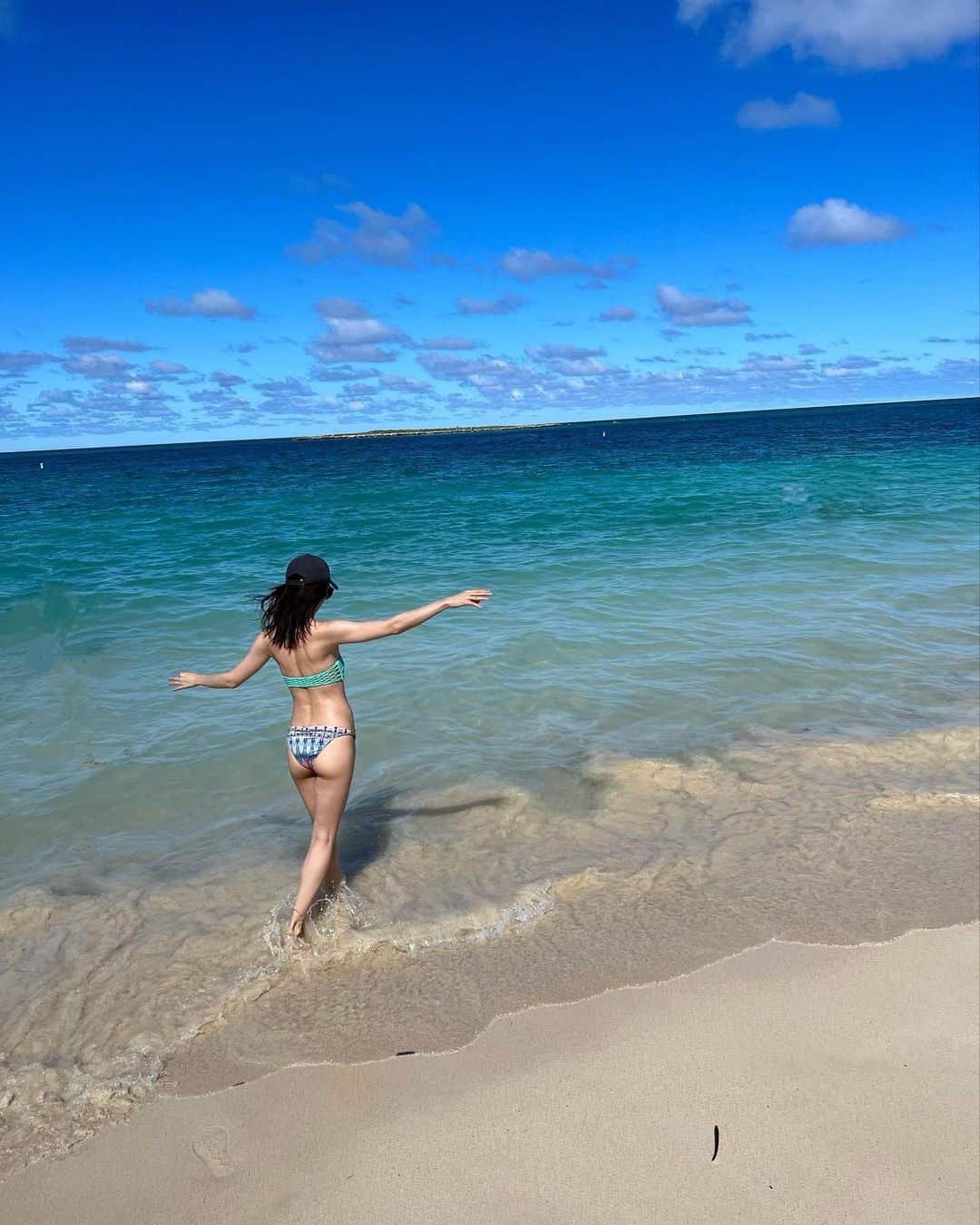 石井亜美のインスタグラム：「🌊  カイルアでの１日。  久しぶりにBOOT’S AND KIMOSの マカデミアナッツソースのパンケーキと対面できました。 やっぱり美味しかった…！  その後は海で大はしゃぎ。  私、きれいな海やプールで素潜りするのが大好物なので みんなの想像の5倍くらいはアグレッシブに 海で遊んでいますw  多分、前世ウミウかなんかなんだと思う😂 (海鳥の種類！笑)  水着は何年も前に買った @victoriassecret 🩵  ワンピースは @adlinhue のもの。 こちら、ルームウェアでもあるのですが、南国にも合う！ オーガニックコットンで着心地も最高です🤤  #hawaii #kailua #kailuabeach #victoriassecret #adlinhue」