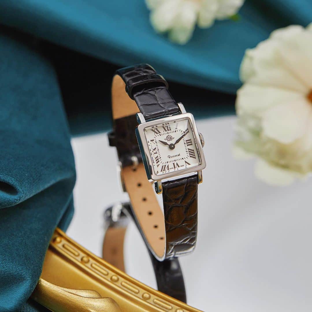 rosemont_jpのインスタグラム：「お仕事にも使える万能腕時計をお探しの方におすすめなブラックベルトの腕時計。シルバーのスクエアフェイスで、よりきちんとした印象に。 . RS71-03 BK 税込 ¥37,400 . . #rosemont #ロゼモン #時計 #腕時計 #rs71 #スイス #クラシカル #アクセサリー #アクセ #コーデ #手元 #暮らし #上品 #アンティーク #シルバー #ブラック #レザー #プレゼント #ギフト #classic #watch #swissmade #homedesign #accessories #antique #fashion」
