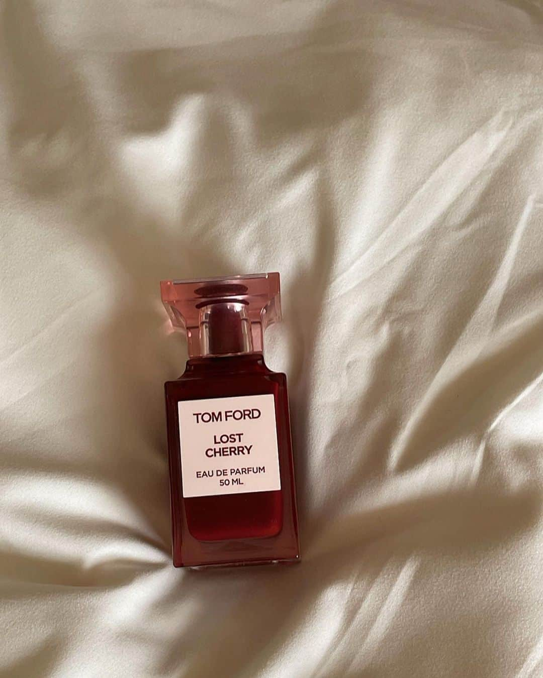 加治ひとみさんのインスタグラム写真 - (加治ひとみInstagram)「香りも衣替え🍒 @tomfordbeauty   眠る前、枕にほんのり香水をしのばせておくと朝好きな香りで目が覚めて気持ち良いし髪もいい香りになるからオススメ♡  久々にゆっくり朝を過ごせて 幸せな土曜日でした💓🌞  lost cherryは... 芳醇さの中に可愛さもある『大人の甘さ』を感じられる香り💭」11月18日 22時16分 - kaji_26