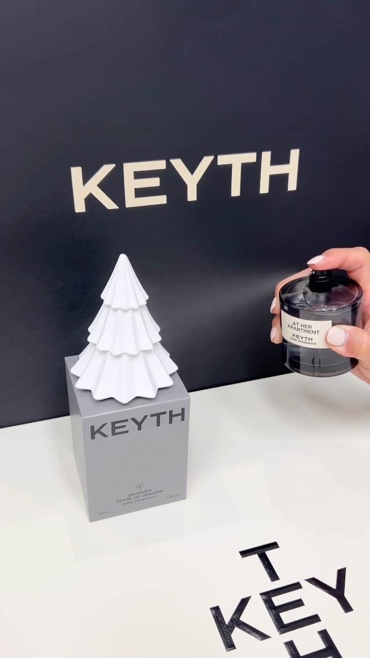 ワン・ビンナのインスタグラム：「#keyth 덕분에 향기로운 겨울준비완료🖤 at her apartment. dropped pearl of dragon. epic fleur.  hipnotic fog. so black oud. untied arrow.  6가지 향으로 전개되는 고급스런 향과 세련된 패키지. 그리고 촉촉한 텍스쳐까지😘 미리크리스마스 선물을 받은 느낌🎄 @keythofficial  #제품협찬」