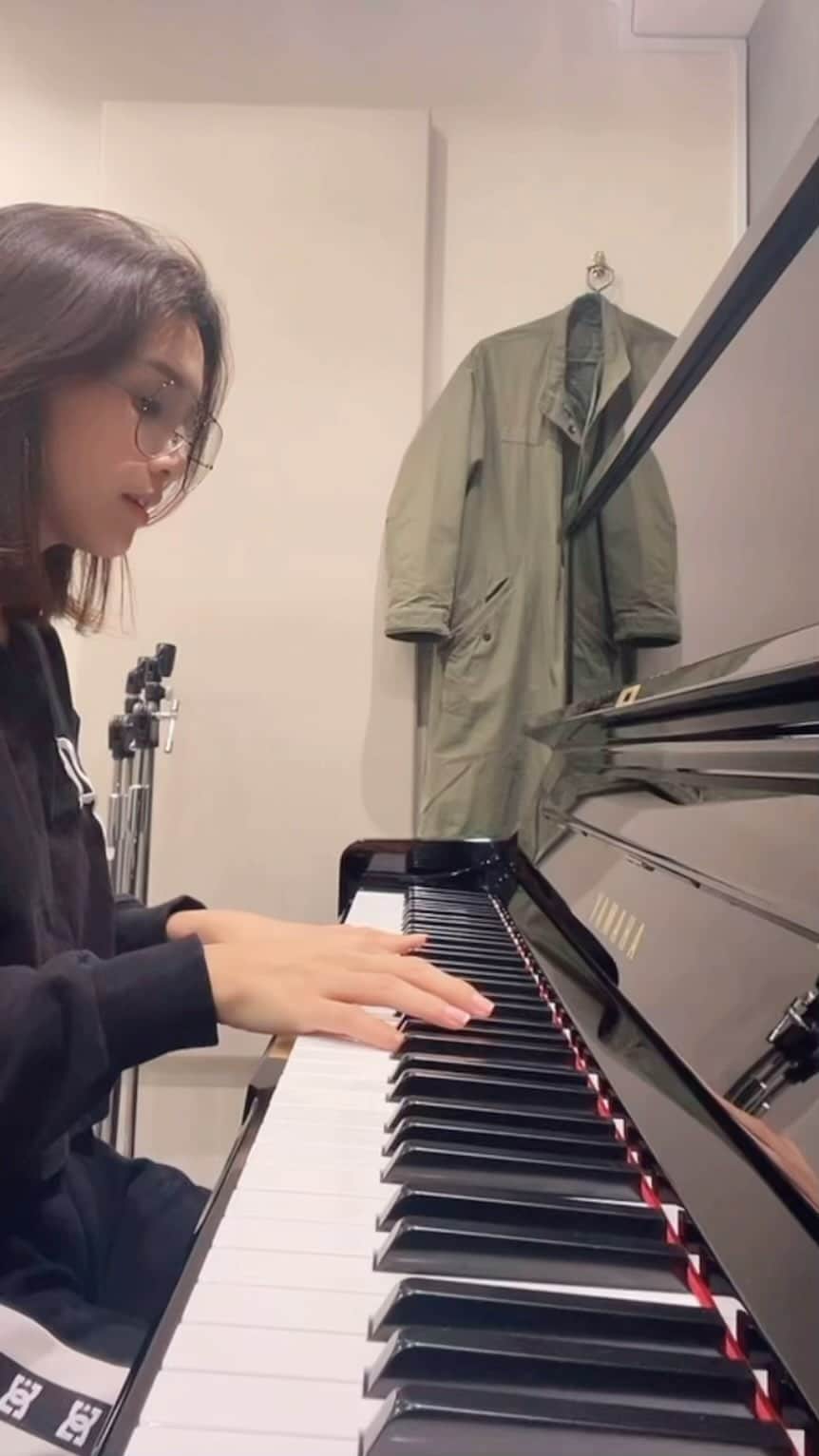 Beverlyのインスタグラム：「This song is stuck in my head #whenthepartysover #cover」