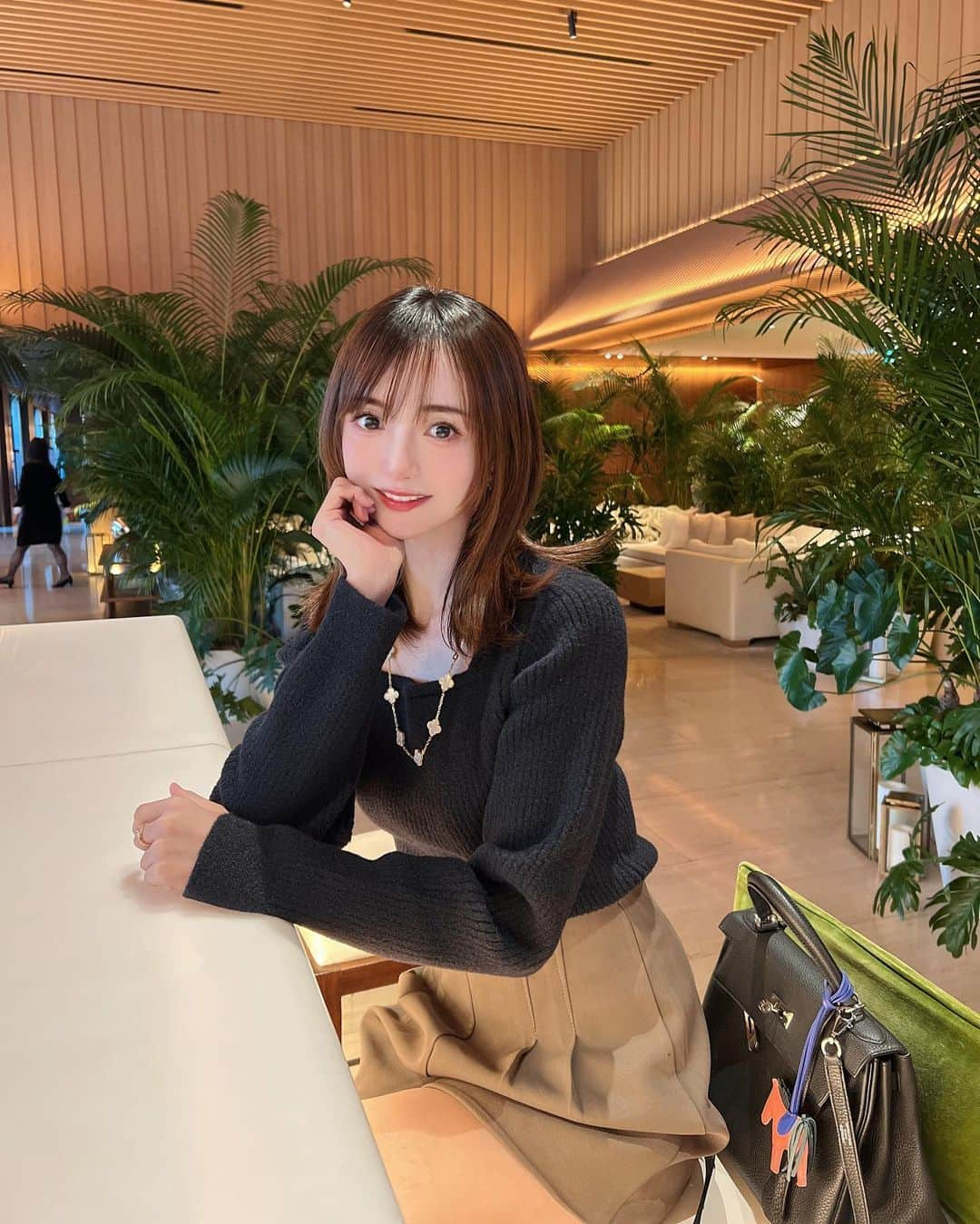 ゆうたむさんのインスタグラム写真 - (ゆうたむInstagram)「都会のオアシス🌴 虎ノ門EDITHONで友達とティータイムしてきた🤍🫖  ここのスムージー美味しいよ💚🍹  トップスのニット❤︎ @cherimi_official   肩の部分少し肌見せになってて 珍しい形でお気に入り❤︎  寒くなってきたのでみなさん風邪ひかないでね🤧❤︎  #シェリミー #cherimi #pr #虎ノ門エディション  #edithion  #虎ノ門 #冬コーデ  #cordinate #fashion」11月18日 22時22分 - yuutamu_non