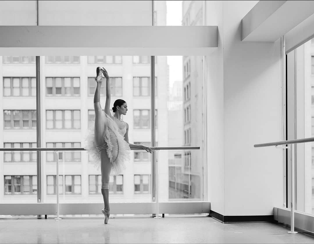 ballerina projectのインスタグラム：「𝐁𝐚𝐬𝐢𝐚 𝐑𝐡𝐨𝐝𝐞𝐧 at Joffrey Ballet in Chicago. 🩰  @basia.rhoden #basiarhoden #ballerinaproject #ballerina #ballet #dance #joffreyballet #chicago #balletstudio   Ballerina Project 𝗹𝗮𝗿𝗴𝗲 𝗳𝗼𝗿𝗺𝗮𝘁 𝗹𝗶𝗺𝗶𝘁𝗲𝗱 𝗲𝗱𝘁𝗶𝗼𝗻 𝗽𝗿𝗶𝗻𝘁𝘀 and 𝗜𝗻𝘀𝘁𝗮𝘅 𝗰𝗼𝗹𝗹𝗲𝗰𝘁𝗶𝗼𝗻𝘀 on sale in our Etsy store. Link is located in our bio.  𝙎𝙪𝙗𝙨𝙘𝙧𝙞𝙗𝙚 to the 𝐁𝐚𝐥𝐥𝐞𝐫𝐢𝐧𝐚 𝐏𝐫𝐨𝐣𝐞𝐜𝐭 on Instagram to have access to exclusive and never seen before content. 🩰」