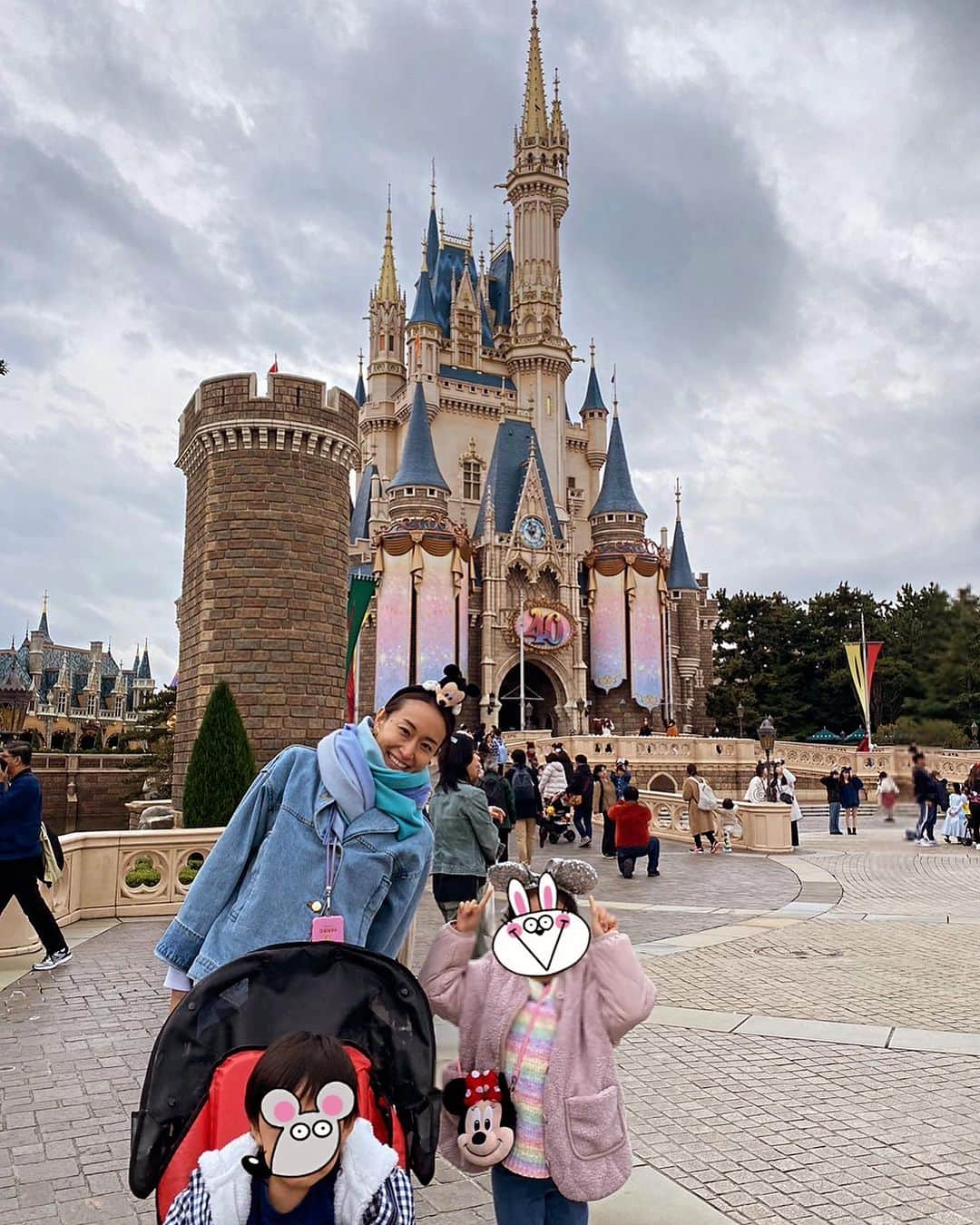 青柳愛のインスタグラム：「Disneyland🐭 夢の世界を前に 口が開いたまま塞がらない子供たち あの表情は一生忘れない！  私は実に10年以上ぶり😳 変わりすぎてアタフタアタフタ。」