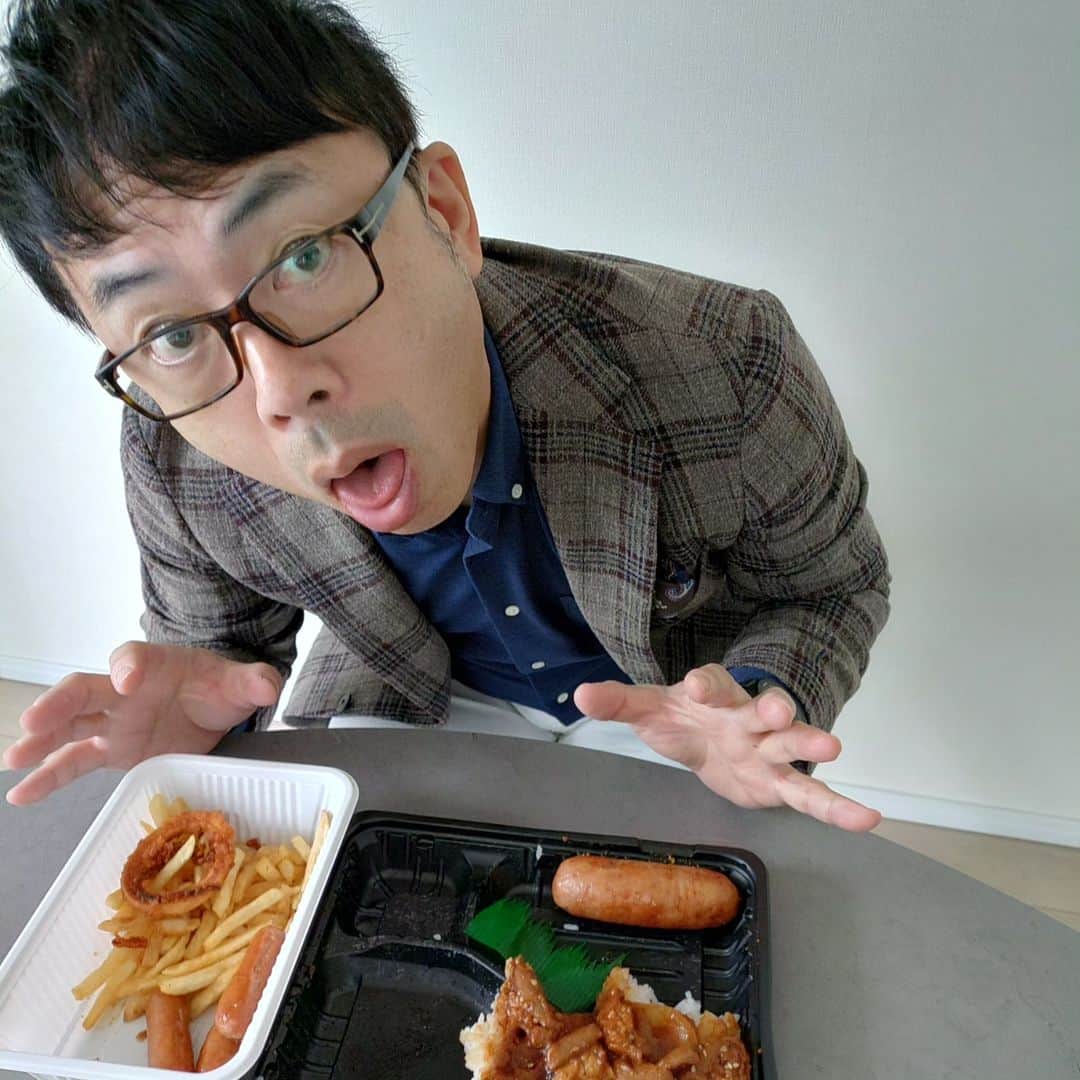 上念司さんのインスタグラム写真 - (上念司Instagram)「あの有名デカ盛り弁当にチャレンジ！！ ↓ 1kg弁当とお惣菜ゲット ↓ よーし、食うぞ！！ ↓ ↓ ↓ ↓ ↓ アレが発症して静かに終了、、、  #キッチンdive #デカ盛り #亀戸 #大食い #大食いチャレンジ」11月18日 22時23分 - tsukasajonen