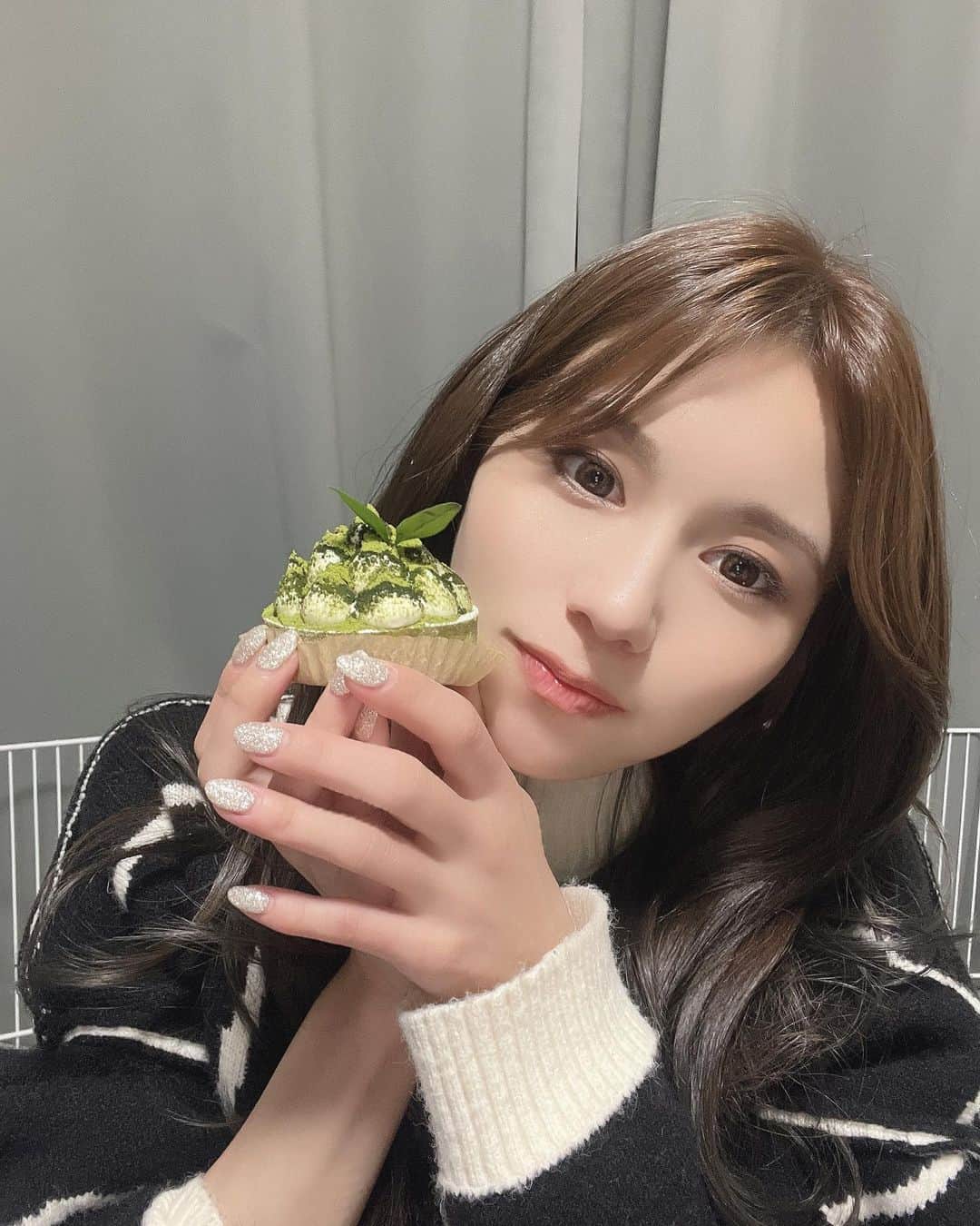 坂井朝香のインスタグラム：「大好きなタルト屋さんでクリスマスのケーキ予約する為に行ったけど お家用も買ったよね🥰🩷🩷  季節限定抹茶とか神🍵」