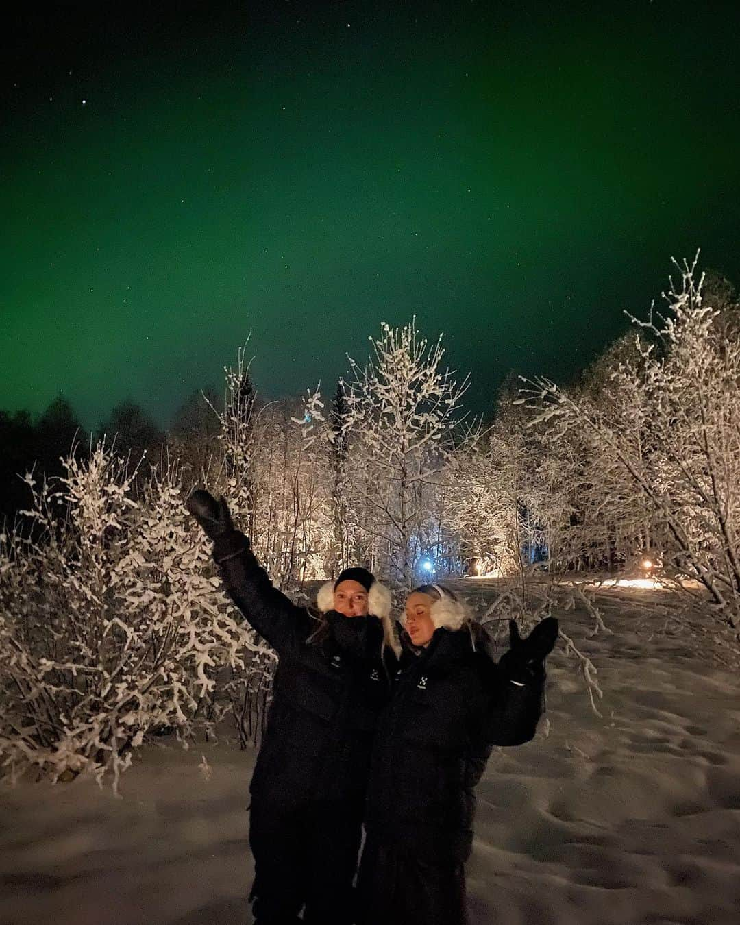 アンジェリカ・ブリックさんのインスタグラム写真 - (アンジェリカ・ブリックInstagram)「Press trip / Up north with @heyestrid and these amazing ladies 🥺✨🎀 SWIPE for northern lights??!!! It was INSANE! Saw it for the first time last year and this time again.. blessed. It’s been on my bucket list like forever? Have you seen it? If not; is it on your bucket list?🌙❄️」11月18日 22時25分 - angelicablick