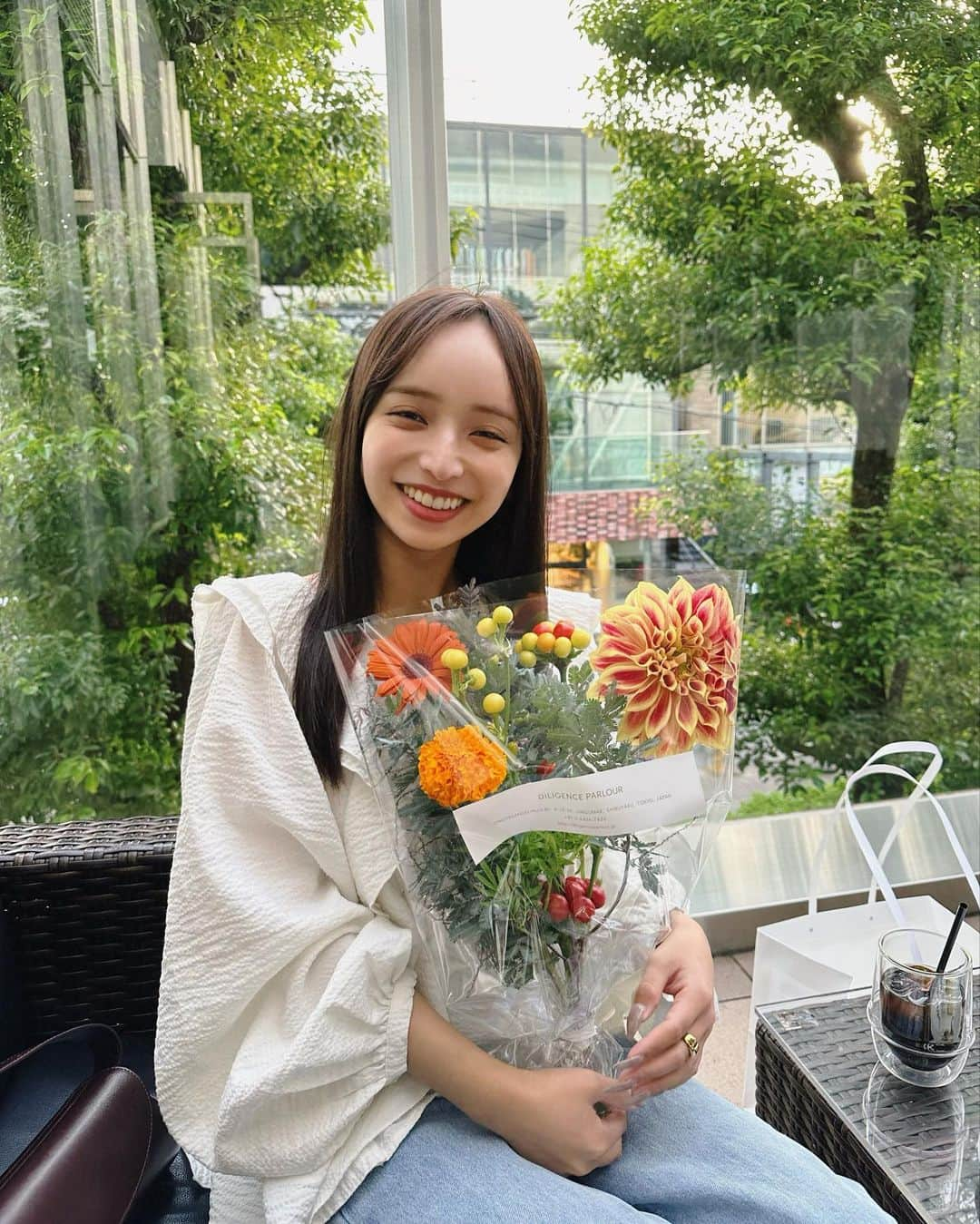 平尾優美花（ゆみちぃ）さんのインスタグラム写真 - (平尾優美花（ゆみちぃ）Instagram)「お花もらった〜嬉しい💐 地元の友達がプレゼントしてくれたんだけどセンス良すぎよ。 @diligenceparlour  ガーリーなトップスにカジュアルなデニム、スニーカー、綺麗めバックのバランス可愛い🪡 @cafe_lepommier  ここのカフェのテラスが気持ちよくってだいすき☕️」11月18日 22時35分 - hirao_yumika