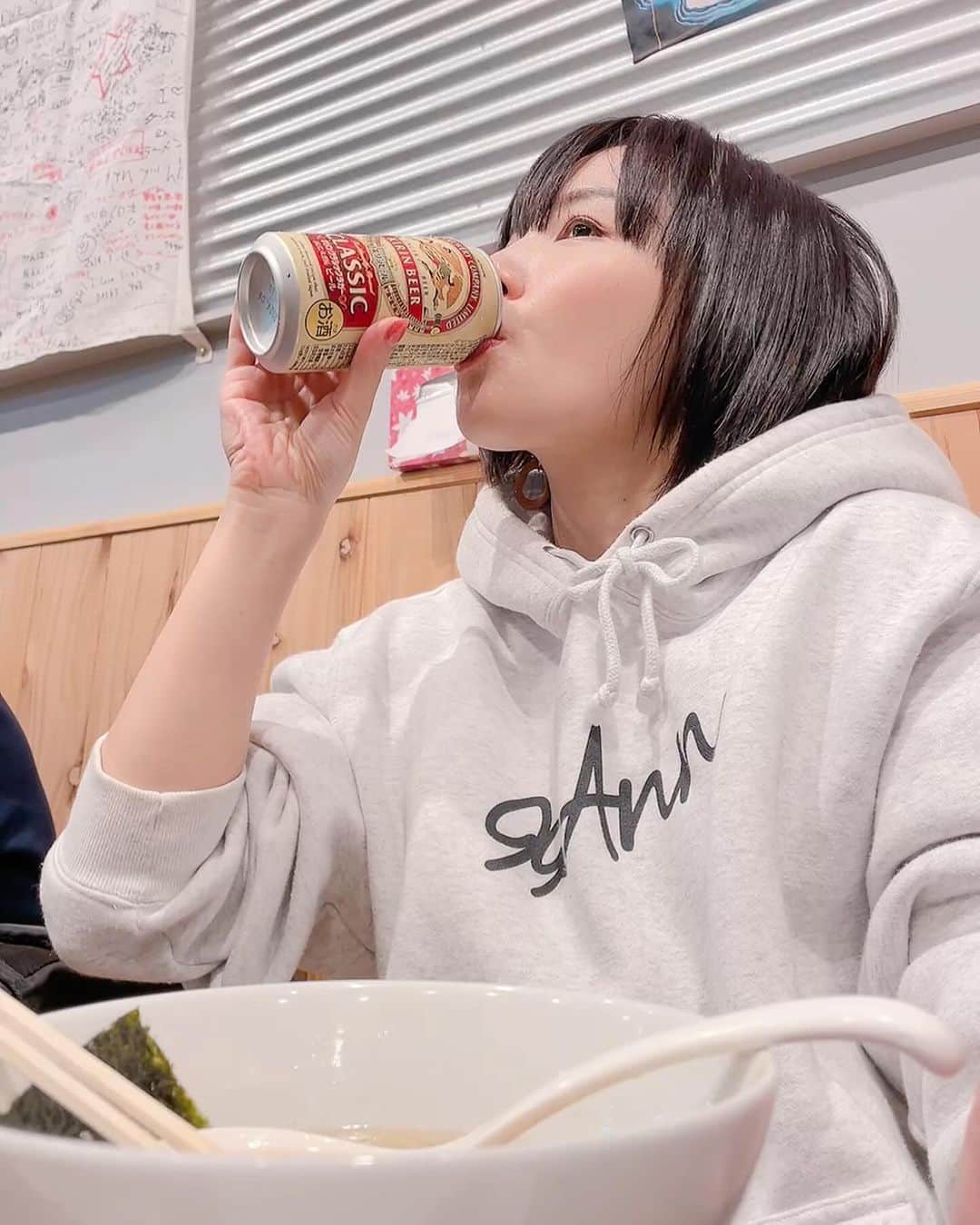 のインスタグラム：「みなさんこんばんは🌛 今日も飲んでますか？？酔い子の味方、ビールおねえさん古賀麻里沙です。  今宵のご褒美ールはラーメンと🍻  飲んだ後の〆のラーメンと言いつつ、結局飲んじゃうよね。〆のラーメンとビールでフィニッシュ🍜  #今宵のご褒美ール #ビール #クラフトビール #ビール女子 #ご褒美ール #今宵のご褒美ール  #啤酒 #beer #craftbeer #乾杯 #ラーメン」