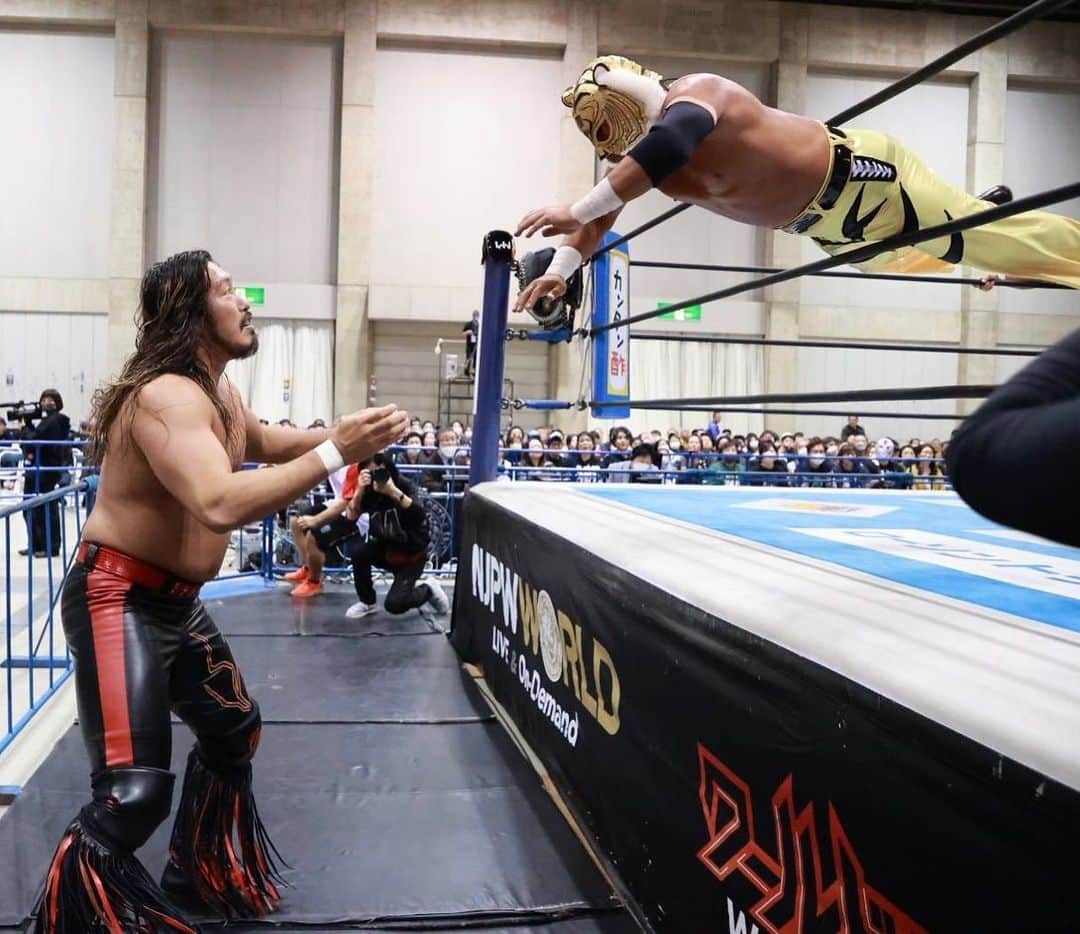 タイガーマスクさんのインスタグラム写真 - (タイガーマスクInstagram)「辻にトペをする日が来るとは😅 #タイガーマスク #tigermask #njpw #辻陽太 #トペスイシーダ」11月18日 22時36分 - tigermask.njpw_official