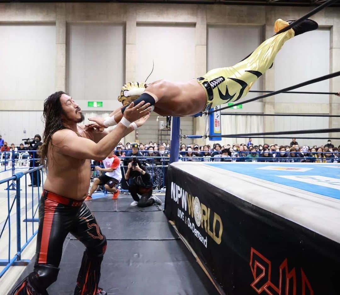 タイガーマスクさんのインスタグラム写真 - (タイガーマスクInstagram)「辻にトペをする日が来るとは😅 #タイガーマスク #tigermask #njpw #辻陽太 #トペスイシーダ」11月18日 22時36分 - tigermask.njpw_official