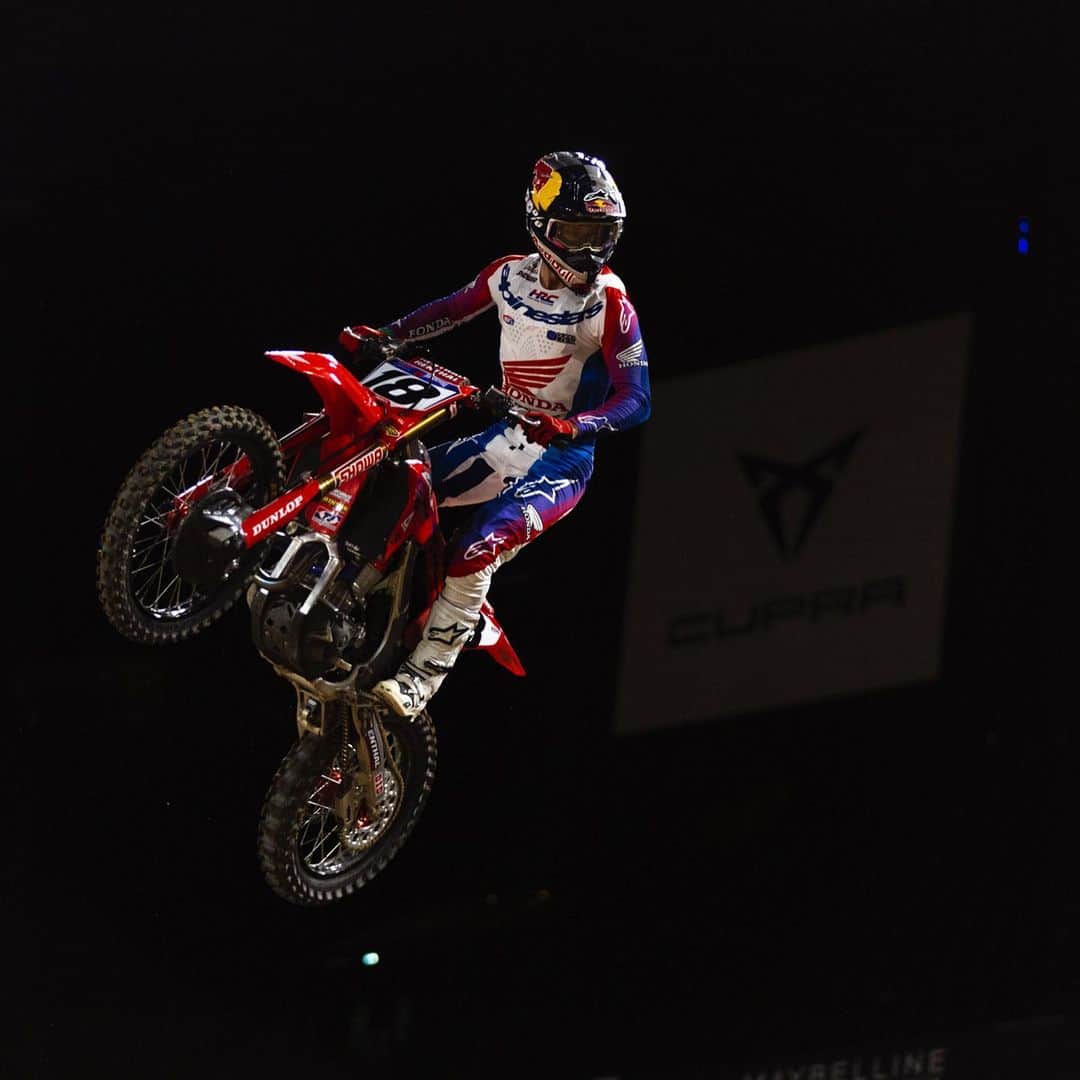 Racer X Onlineのインスタグラム：「Practice sessions have started for the 40th edition of @supercross_de_paris 🇫🇷 Tune into MXGP-tv.com and watch the two day coverage LIVE ➡️ Follow the link in the story to sign up‼️ Photos: @crunch724 #ParisSupercross」