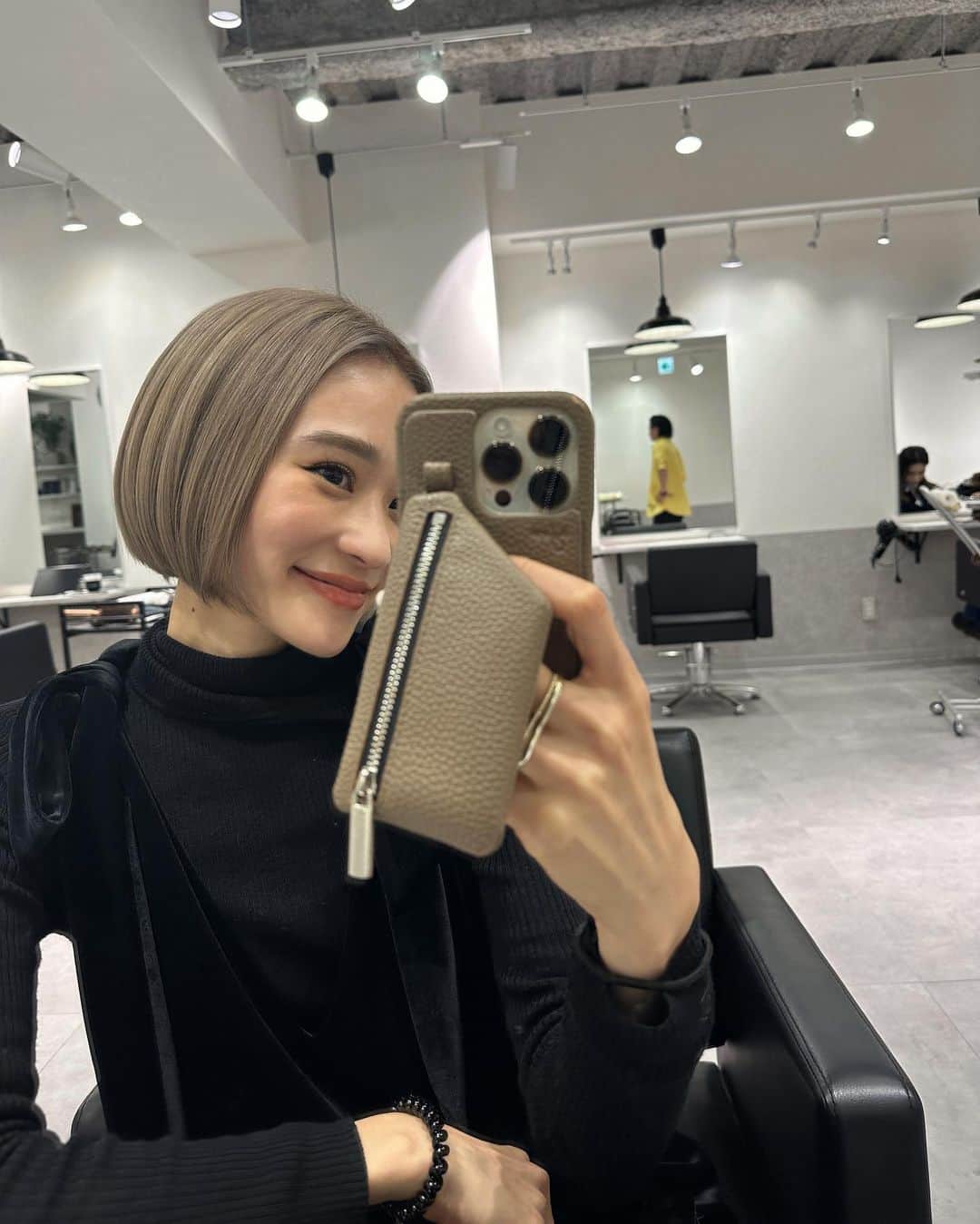 のインスタグラム：「. やっと美容院行けた💇‍♀️😉🥰🥰  @ciera.yamauchi ありがとう🥳🥳🥳」