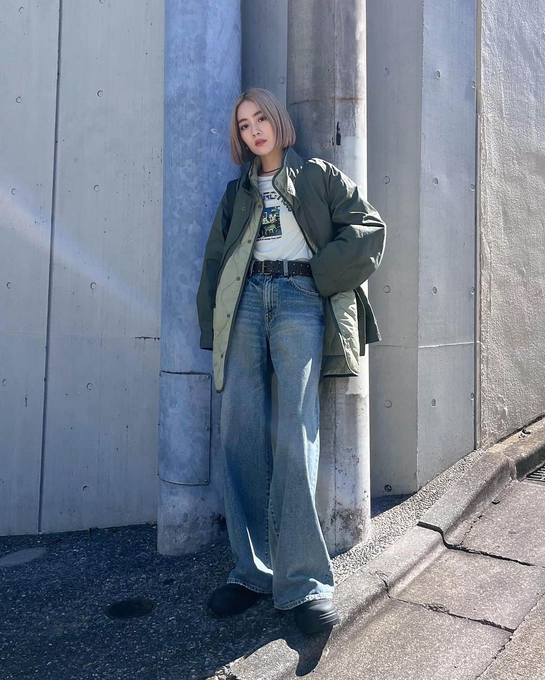 のインスタグラム：「#MOUSSYSNAP @reina___4 158cm LAZONA KAWASAKI STAFF / ラゾーナ川崎店スタッフ  ・LINER PUFFER MIDDLE COAT(010GA730-6020) ・BE HERE NOW LONG SLEEVE T-SHIRT(010GAQ90-5530) ・WIDE BAGGY STRAIGHT(010GA611-5260) ・STUDS WIDE BELT(010GA250-6340) ・CHUNKY RUBBER BOOTS(010GAT52-5430) 全国のMOUSSY店舗／SHEL'TTER WEBSTORE／ZOZOTOWNにて 発売中。  #MOUSSY #MOUSSYJEANS」