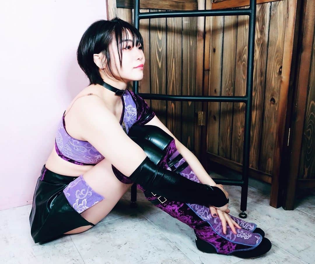本間多恵のインスタグラム：「🐈‍⬛💜  こちらのレアな本間さんを観れるのは 26日の舞台だけ🫢 衣装は同期の角田よりおかりしたんょ😏💜  舞台"カウント2.9続編" 2023.11.26(日曜日) 夜：18時30分開演 劇場：新木場1stリング  ※開場は30分前です  役者としての本間多恵 観劇しにきてくだちゃいませませ  本間は夜のみの出演です⚠️  ■チケットのお申込み メールタイトル：11/26カウント2.9夜公演 メール本文：1.11/26 カウント2.9夜公演 2.お名前（本名フルネーム） 3.ご連絡先（携帯番号） 4.席種（必ず第2希望まではお書きください。それ以上の希望も可） 5.枚数 6.本間多恵扱い 7.その他（連絡事項等）  ■申込メールアドレス ticket@actwresgirlz.com  もしわからない方は メッセージでも受付ますっ!!!  ちなみに、お昼は川崎にて ディアナさんのアミスタ大会に参戦です❤️‍🔥 川崎から移動してきてもいいんだじょぉーーー😏 お待ちしておりますっ  舞台のあらすじ： 負けず嫌いのーノ種フミはアイドルになることを夢見て気親と喧嘩し、上京。 先輩アイドルと喧嘩してしまい。ひよんなことから女子プロレスラーを目指すことに。 仲間たちの応援もあって、怪我で満身創痍のチャンピオン・三崎レイカにデビュー戦で転膳ち。 その代償として、シングルファーザーだった父親が試合中に倒れたが、その死に目に逢えなかった。 父の死を乗り越えて1年後、団体のエースとなったヒフミだが、真の意味でのチャンピオンになるべく、怪我から復帰したレイカに挑戦状を叩きつけるが、復帰戦で構足いく試合ができなかったレイカは…・・・・・  #actor #舞台 #love」
