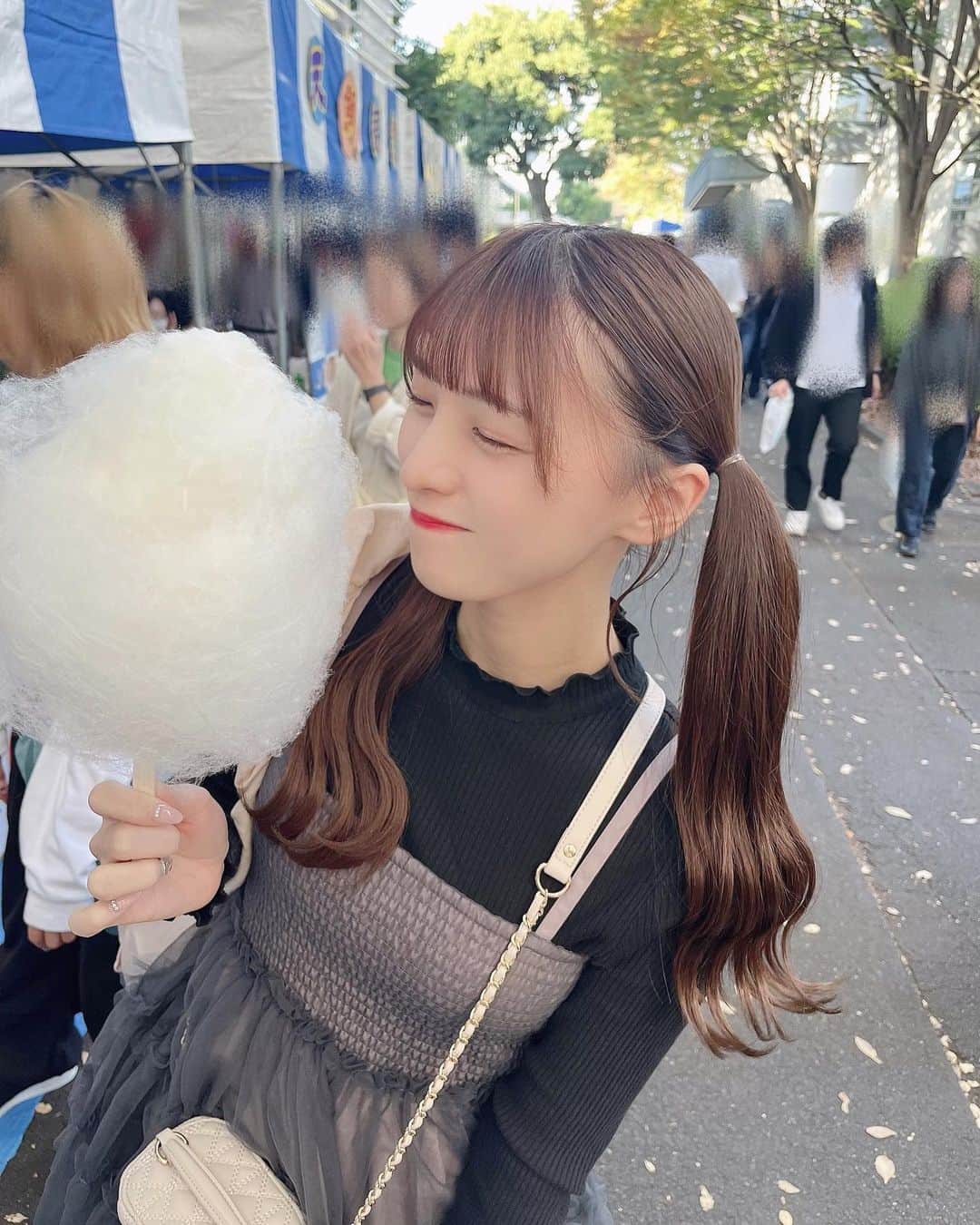 茉城奈那のインスタグラム：「3枚載せた〜(*´꒳`*) ⁡ 学園祭でわたあめを手に入れた🥺 ⁡ ⁡ ⁡ ⁡ ⁡ #アイドル #地下アイドル #idol #ınstagood #ヘアアレンジ #ツインテール #ツインテールアレンジ #ピンクブラウン #ブラウンカラー #グレージュ #学園祭」