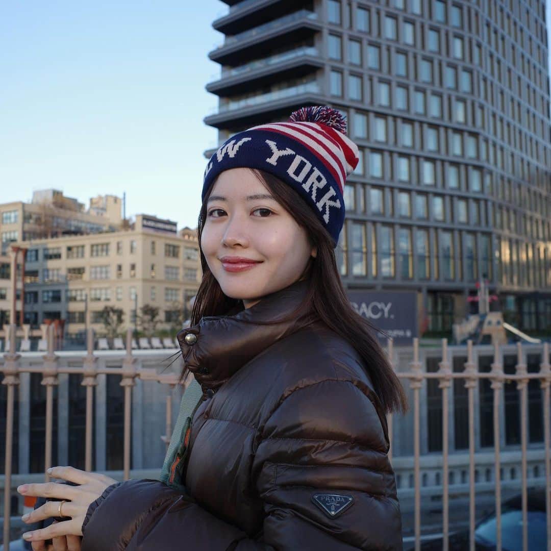 吉成亜美さんのインスタグラム写真 - (吉成亜美Instagram)「NYC議事録  おはよう！とか、その靴いいね！とかをサラッといえるフレンドリーさが、やっぱり素敵だな。 でも日本人のいいなと思う部分も、海外に行くことでよくわかる。  朝のセントラルパークの気持ちよさで、ニューヨークに住みたくなった。わんこが人懐っこくて、みんな口角上がってて可愛かった🐕‍🦺（YouTubeにてお届けします♪）  とにかく朝から晩まで、古着！ごはん！古着！ごはん！みたいな1週間でしたが、この巡り方ができるパートナーがいて良かった。 こーちゃんは怒涛の旅で疲れてダウン。私も時差ボケで頭痛と戦っています。🤣  本当にありがとう！次はヨーロッパに行きたいな_φ(･_･ @kou_otaka」11月18日 22時33分 - amiyoshinari