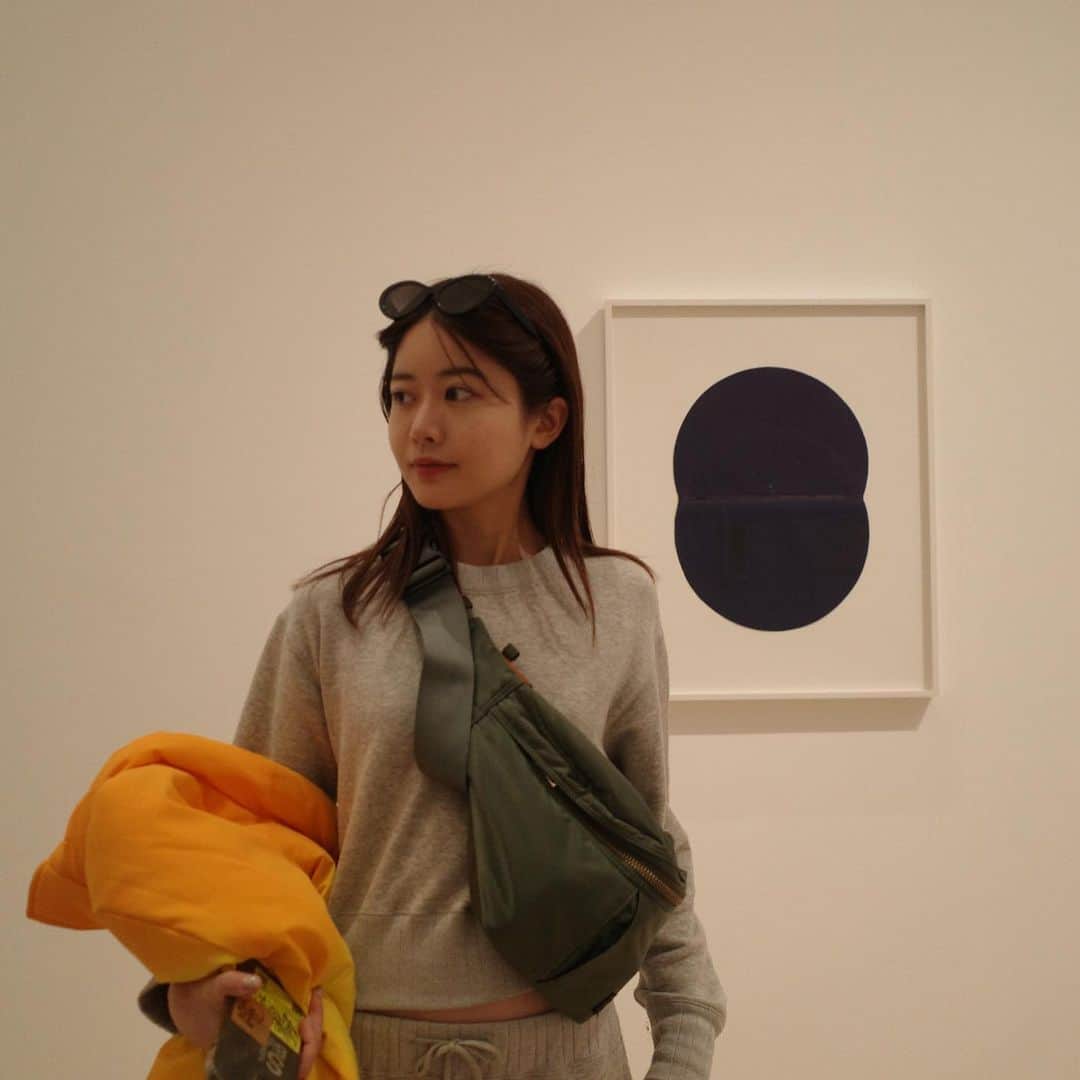 吉成亜美のインスタグラム：「NYC議事録  おはよう！とか、その靴いいね！とかをサラッといえるフレンドリーさが、やっぱり素敵だな。 でも日本人のいいなと思う部分も、海外に行くことでよくわかる。  朝のセントラルパークの気持ちよさで、ニューヨークに住みたくなった。わんこが人懐っこくて、みんな口角上がってて可愛かった🐕‍🦺（YouTubeにてお届けします♪）  とにかく朝から晩まで、古着！ごはん！古着！ごはん！みたいな1週間でしたが、この巡り方ができるパートナーがいて良かった。 こーちゃんは怒涛の旅で疲れてダウン。私も時差ボケで頭痛と戦っています。🤣  本当にありがとう！次はヨーロッパに行きたいな_φ(･_･ @kou_otaka」