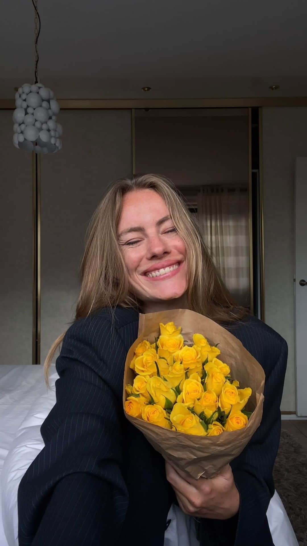 Annabel Smitのインスタグラム：「romanticize your life, take pretty pictures, feel like the main character, light up a candle, read books, go for a walk, dance to your favorite music, buy yourself presents, do whatever you want, be happy - this is your life, don’t let anyone take it from you 💛🌻  #selflove #maincharacter #selfcare #positivity #selflovequotes #personalgrowth #romanticizeyourlife」