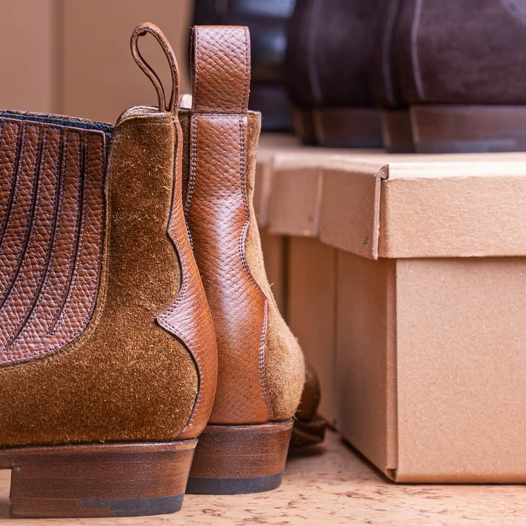 サンクリスピンのインスタグラム：「Time to saddle up cowboy! For urban and outback adventures alike in our special Western-inspired Chelsea boot.⁣ #shoes #handmadeshoes #madetoorder #mtoshoes #bespokeshoes #handwelted #shoeporn #madebyhand #shoestagram #agentlemanschoice #onlyforgentlemen」