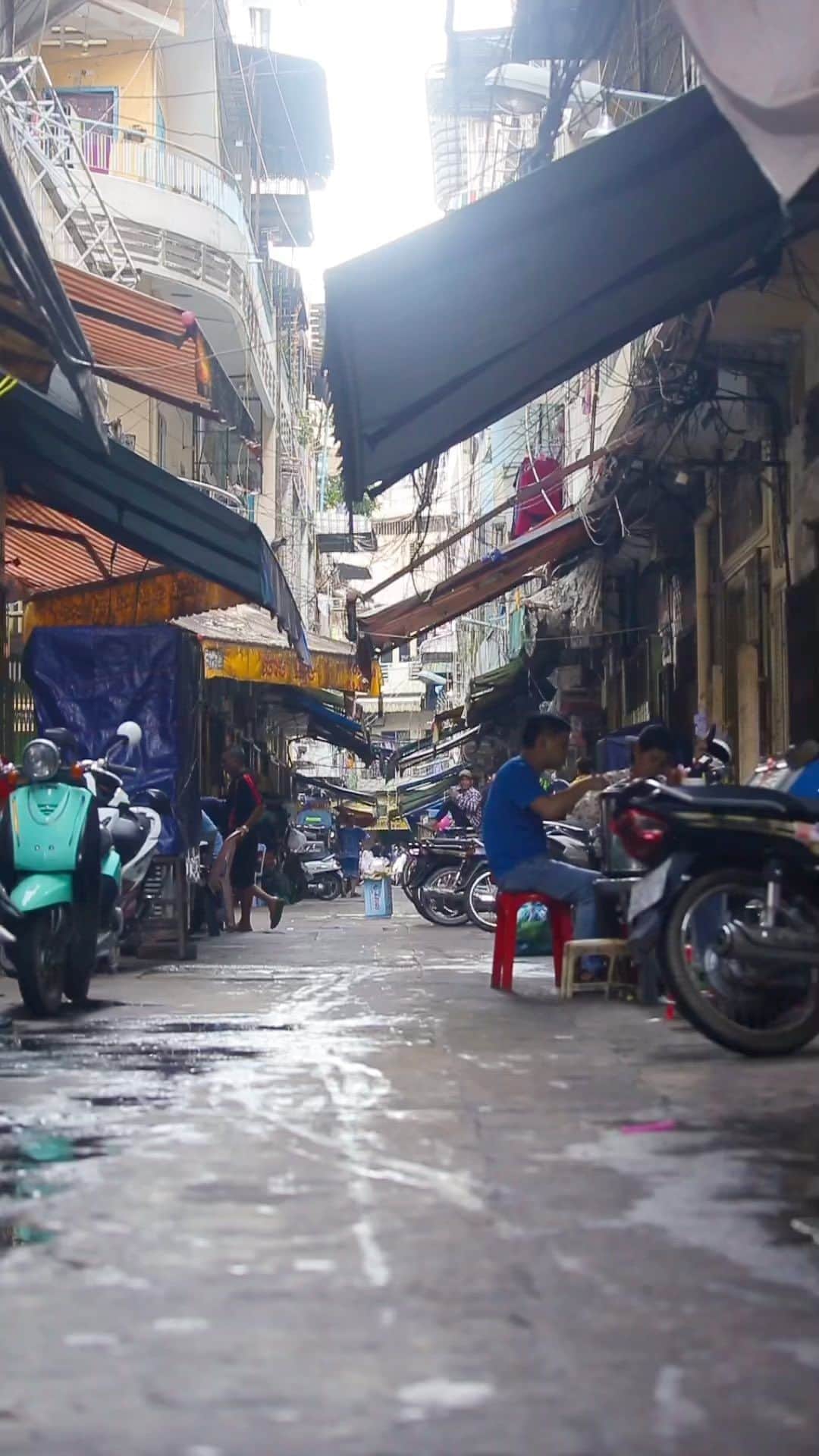 Shunsuke Miyatakeのインスタグラム：「Back Alley Flavor, Phnom Penh, Cambodia」